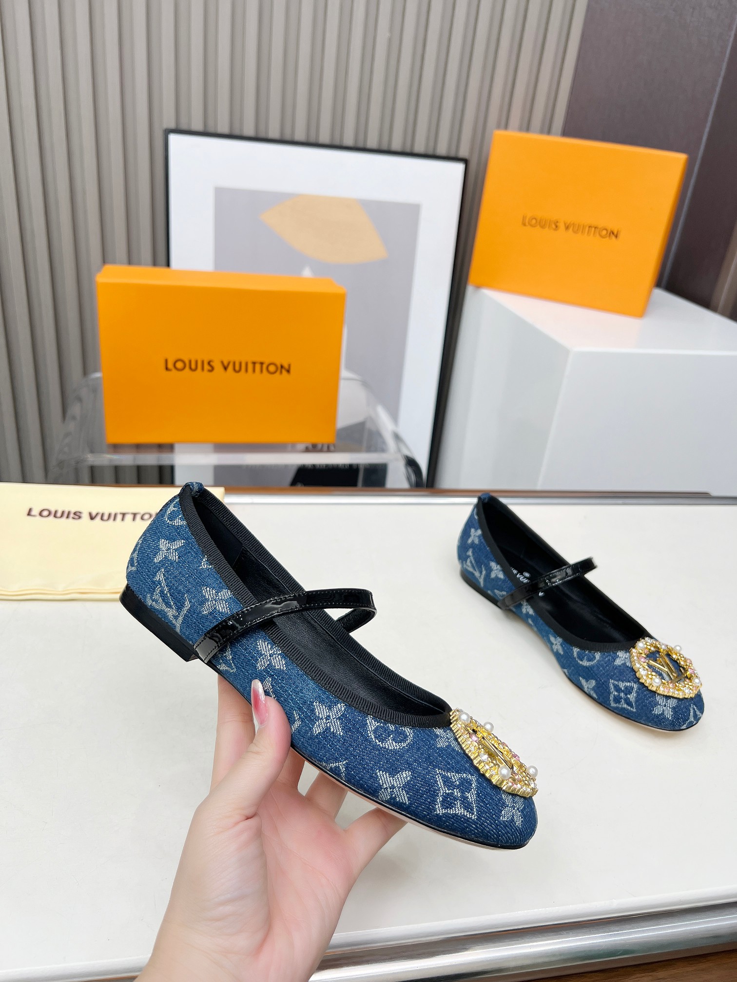 Louis Vuitton 2025 Spring/Summer Denim Ballet Flats with Pearl Embellishment 3 a1741159238549 5581