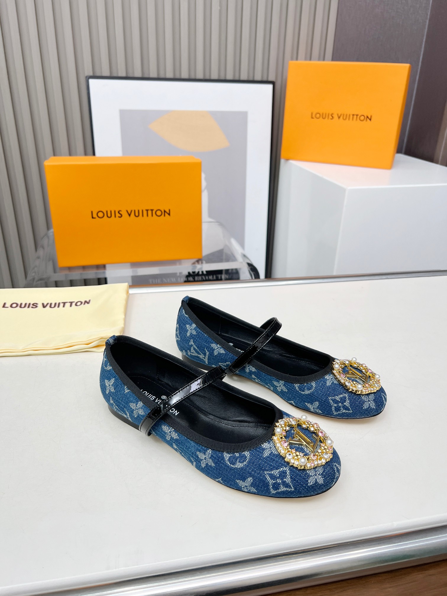Louis Vuitton 2025 Spring/Summer Denim Ballet Flats with Pearl Embellishment