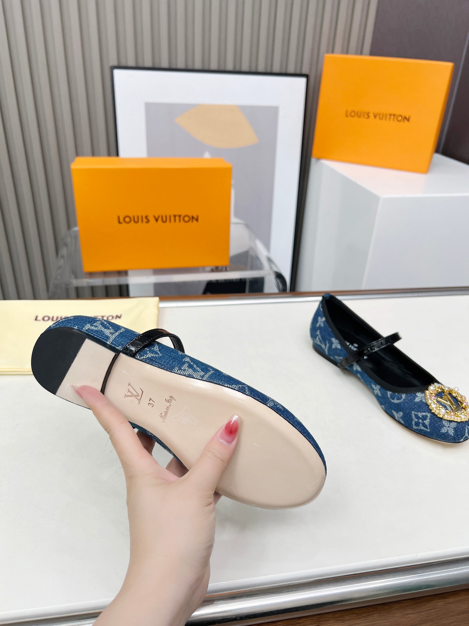 Louis Vuitton 2025 Spring/Summer Denim Ballet Flats with Pearl Embellishment 7 a1741159238717 7278