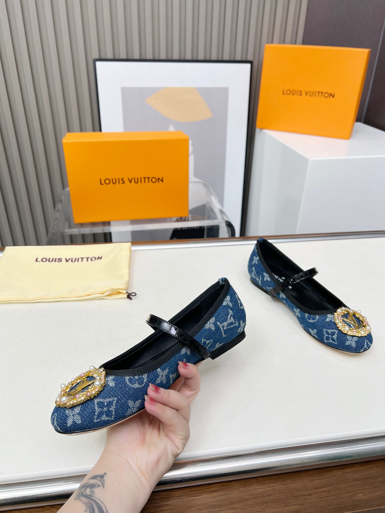 Louis Vuitton 2025 Spring/Summer Denim Ballet Flats with Pearl Embellishment 5 a1741159238799 7361