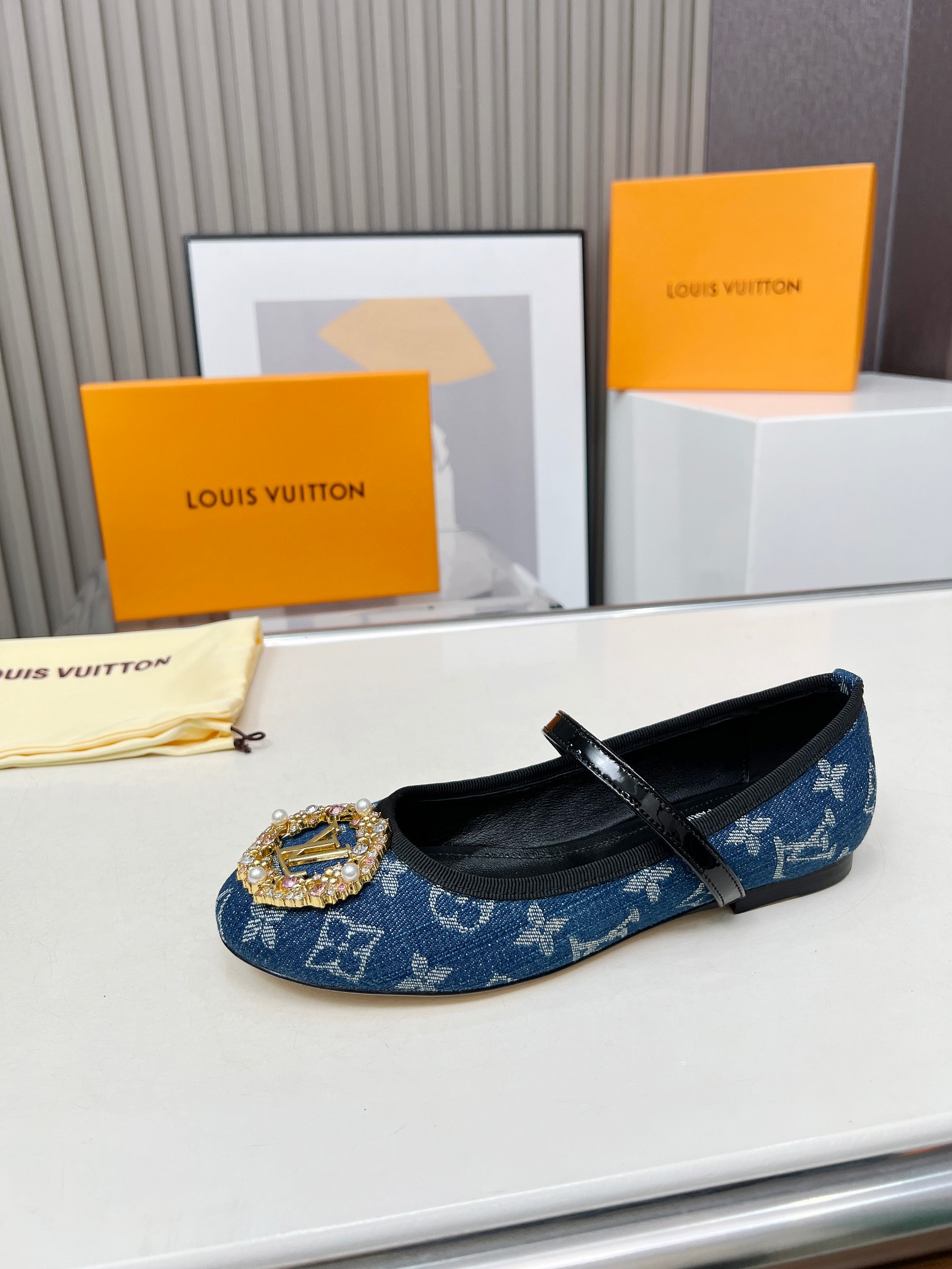 Louis Vuitton 2025 Spring/Summer Denim Ballet Flats with Pearl Embellishment 4 a1741159238811 4265