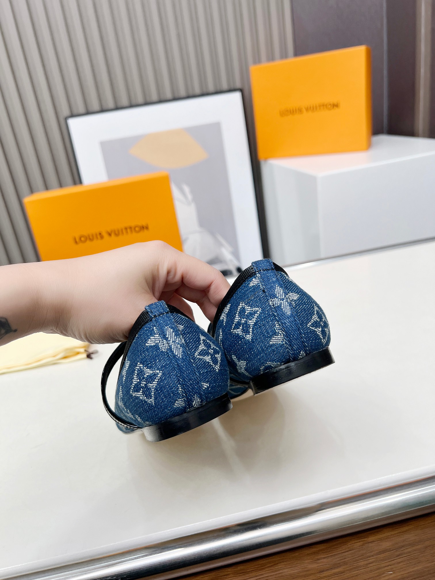 Louis Vuitton 2025 Spring/Summer Denim Ballet Flats with Pearl Embellishment 8 a1741159240078 3163