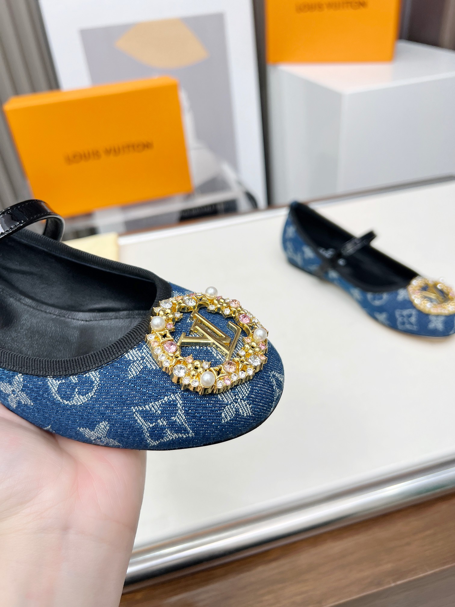 Louis Vuitton 2025 Spring/Summer Denim Ballet Flats with Pearl Embellishment 9 a1741159240093 3837