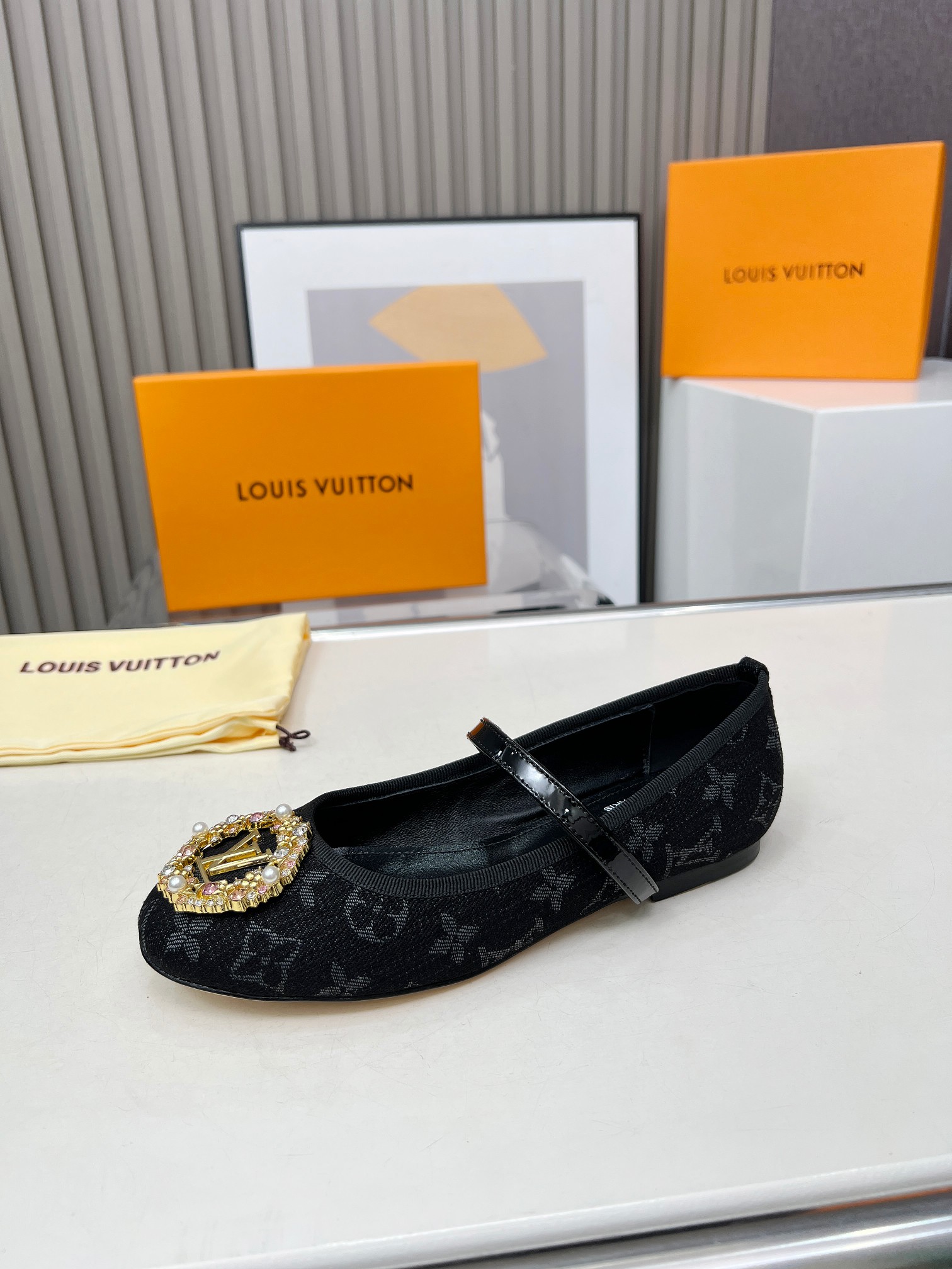 Louis Vuitton 2025 Spring/Summer Black Monogram Embellished Ballerina Flats 6 a1741159285438 4122