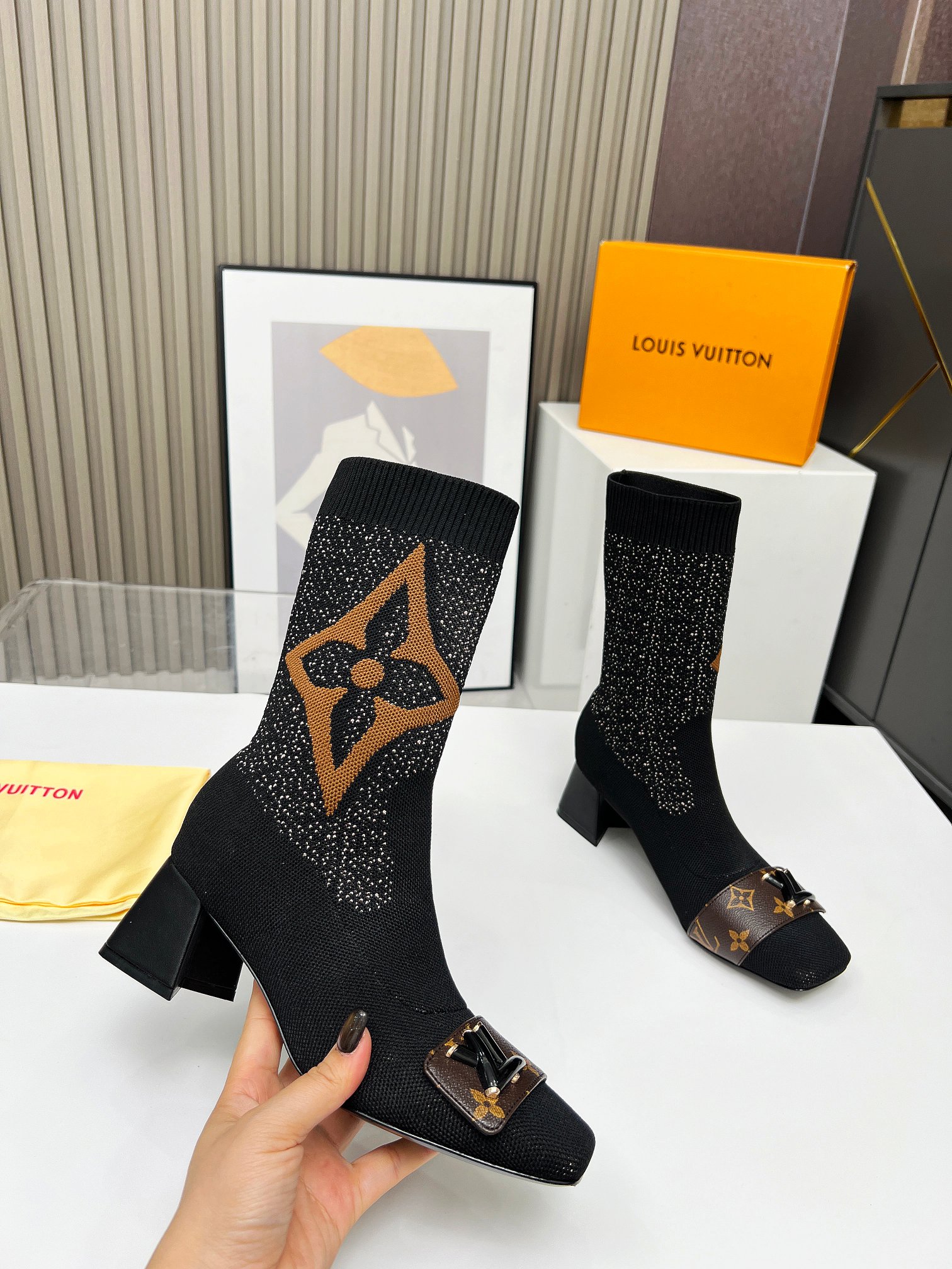 NO:481616,LV 2025 early spring new sock shoes. The original exclusive mold is made of color-blocked elastic fabric for more than two months. The classic pattern combination is comfortable and fashionable. The original flying socks are designed to be consistent and can be worn all year round. The actual sock boot is better. Heel height is 5.5 (Italian genuine leather sole) Inner sheepskin size 35-41 (40-41, 42) No return (real leather sole 40) Please note before placing an order, boots, louis vuitton, boots, sheepskin, socks19860909LV 2025早春新款袜子鞋 原版独家开模两个多月由拼色弹力织物裁制而成,经典花样组合,舒适时尚的脚感,原版飞织袜筒,力求一致一年四季都能穿的一款袜子靴实物更好看 跟高5.5（意大利真皮底） 内里羊皮里 码数35-41（40-41,42)不退换（真皮底40)下单前请备注,靴子,louis vuitton,boots,sheepskin,socks,Women's Shoes