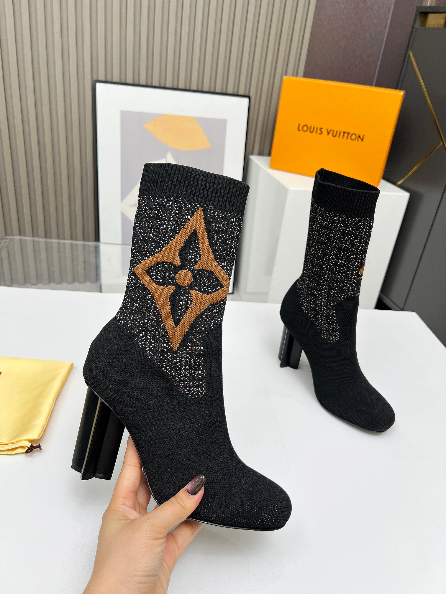 NO:481715,LV 2025 early spring new sock shoes The original exclusive mold customization made in more than two months of LV classic sock boots are the color-blocking combination, comfortable and fashionable feel of the feet, the original flying socks, strive to be consistently worn all year round, a sock boot that can be worn in a good way, the inner sheepskin, heel height 8.5, Italian leather soles, size 35-41 (40-41, 42 custom-made, no return or exchange) (leather soles 40) Please note before placing an order, boots, louis vuitton, boots, sheepskin, Leather soles, socks19860909LV 2025早春新款袜子鞋 原版独家开模定制两个多月裁制而成LV经典袜靴的亮点在于拼色花样组合,舒适时尚的脚感,原版飞织袜筒,力求一致一年四季都能穿的一款袜子靴实物更好看 内里羊皮里 跟高8.5,意大利真皮大底 码数35-41（40-41,42订做不退换)（皮底40)下单前请备注,靴子,louis vuitton,boots,sheepskin,Leather soles,socks,Women's Shoes