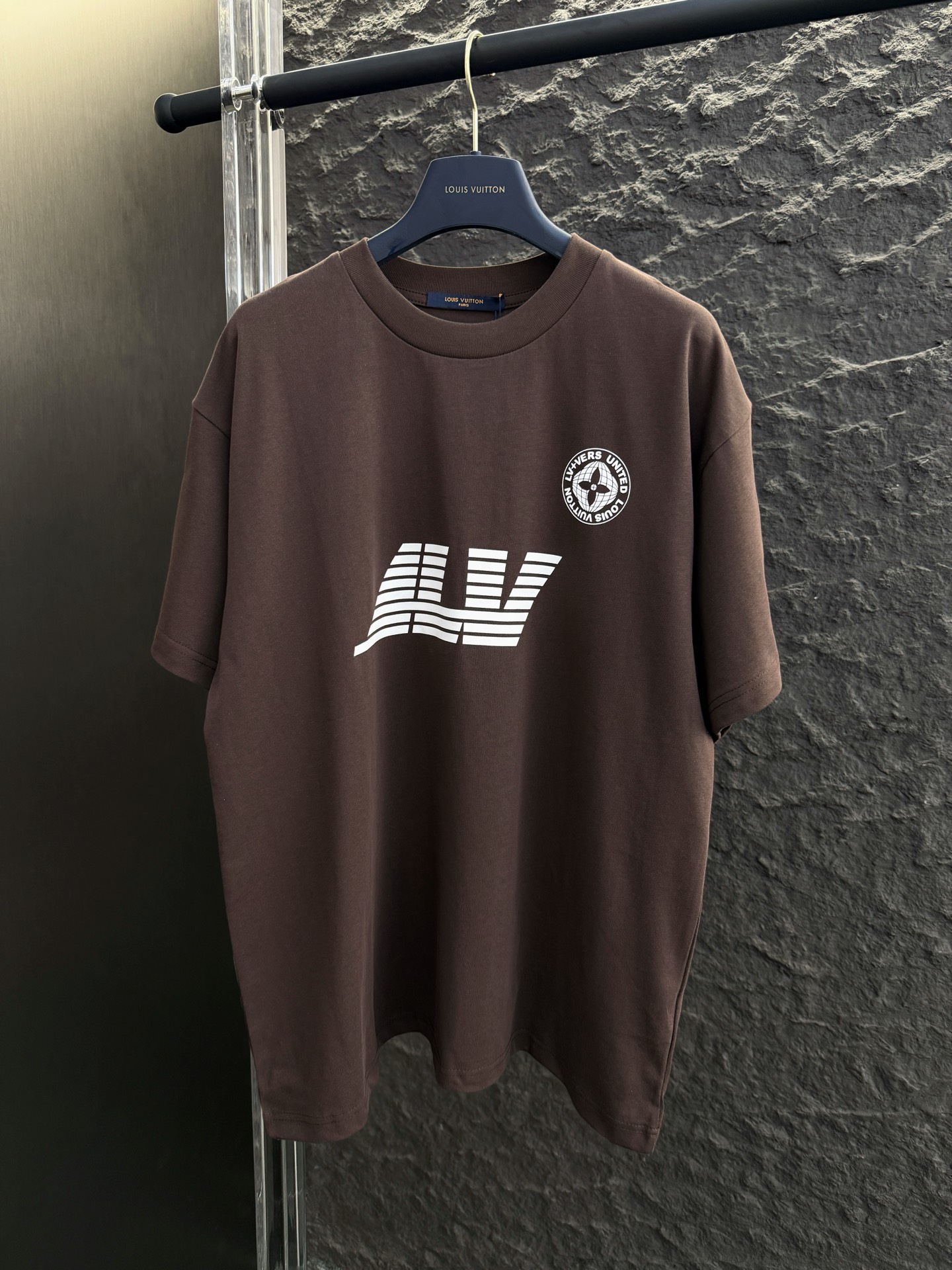 批80 款号V012
LV25新款深棕地球系列🌏短袖T恤

定制280克全棉双纱硬挺面料 布面干净 布纹清晰 手感非常细腻扎实 更加力挺 舒适透气不易变形不易褶皱

1×1索罗娜螺纹 面料螺纹同缸定染无色差 不易变形

全套定制商标、吊牌、洗水唛 市面最高版

Os落肩宽松版型 春夏最新专柜同步 时尚个性 男女同款 超级百搭

尺码：S M L XL
颜色：深咖色