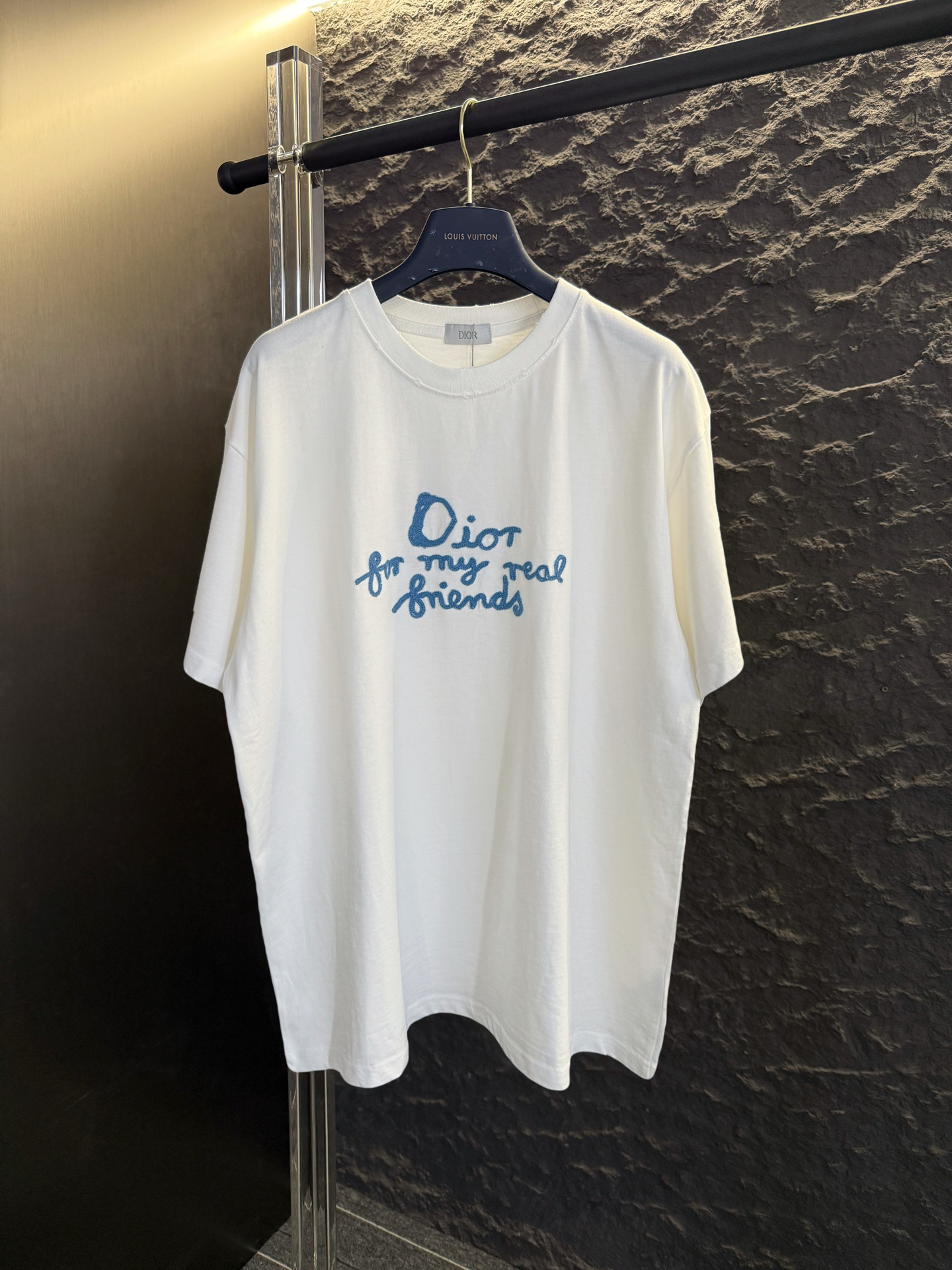 批82 款号D001
Dior 新款棉花绣水洗破洞短袖T恤
定制280克全棉双纱硬挺面料 布面干净 布纹清晰 手感非常细腻扎实 更加力挺 舒适透气不易变形不易褶皱
1×1索罗娜螺纹 面料螺纹同缸定染无色差 不易变形
全套定制商标、吊牌、洗水唛 市面最高版
Os落肩宽松版型 春夏最新专柜同步 时尚个性 男女同款 超级百搭
尺码:S M L XL
颜色:白色 黑色