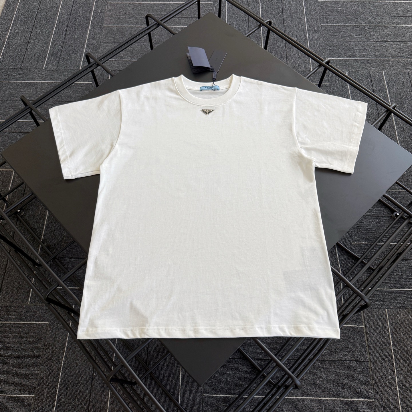 批80 款号P23
Prada新款领口三角标短袖T恤
定制280克全棉双纱硬挺面料 布面干净 布纹清晰 手感非常细腻扎实 更加力挺 舒适透气不易变形不易褶皱
1×1索罗娜螺纹 面料螺纹同缸定染无色差 不易变形
全套定制商标、吊牌、洗水唛 市面最高版
Os落肩宽松版型 春夏最新专柜同步 时尚个性 男女同款 超级百搭
尺码:S M L XL
颜色:白色 黑色