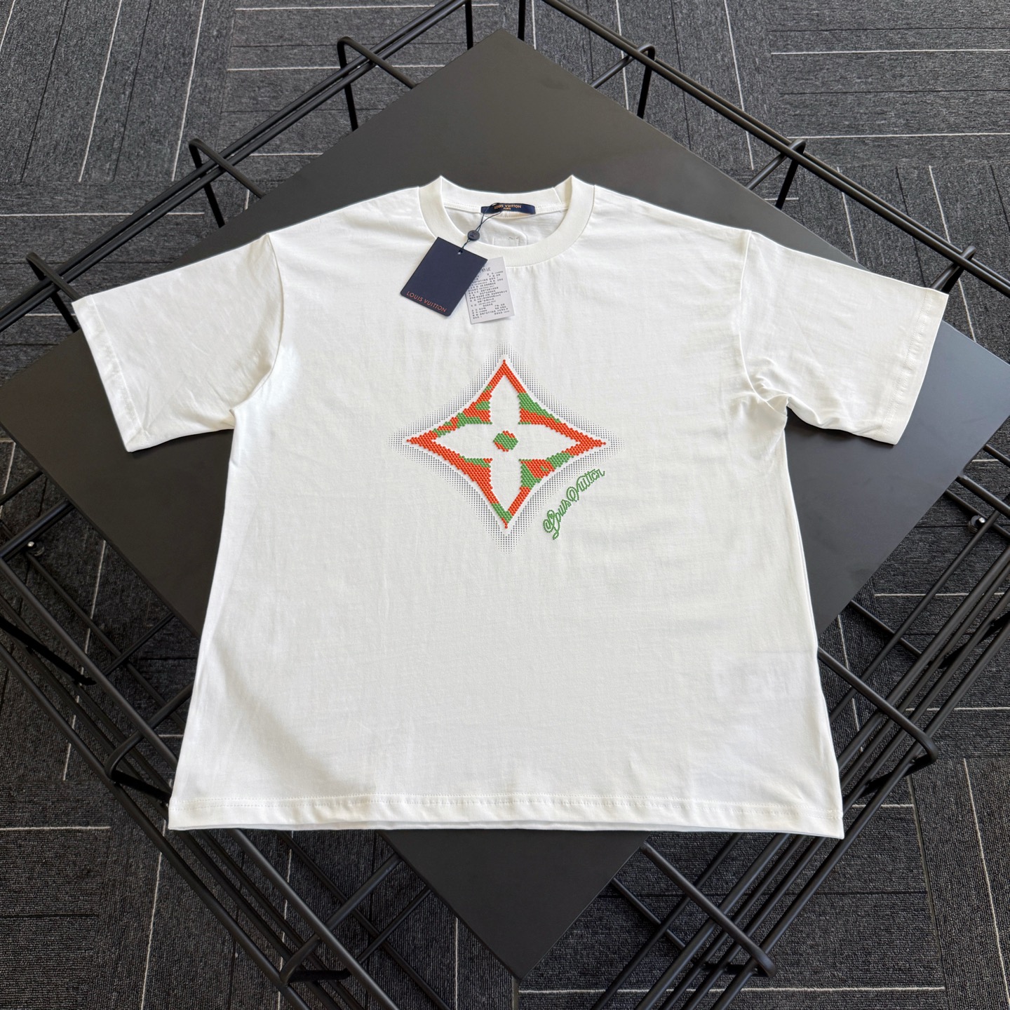 批80 款号V007 Lv 25ss新款四叶草印花短袖T恤 定制260克全棉双纱硬挺面料 布面干净 布纹清晰 手感非常细腻扎实 更加力挺 舒适透气不易变形不易褶皱 1×1索罗娜螺纹 面料螺纹同缸定染无色差 不易变形 全套定制商标、吊牌、洗水唛 市面最高版 Os落肩宽松版型 春夏最新专柜同步 时尚个性 男女同款 超级百搭 颜色:白色