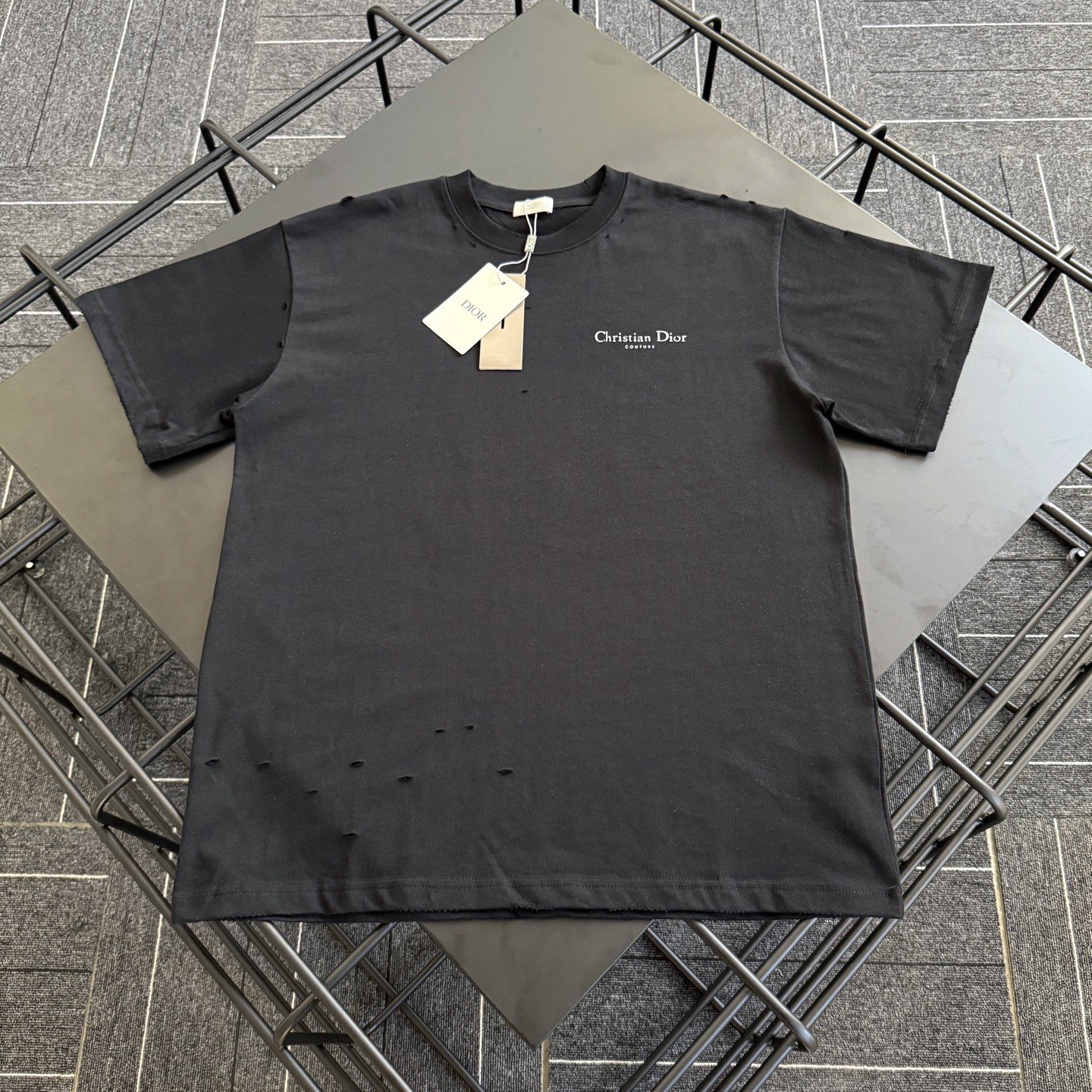 批82 款号D003
Dior 破洞烫银前后字母重工短袖T恤
定制280克全棉双纱硬挺面料 布面干净 布纹清晰 手感非常细腻扎实 更加力挺 舒适透气不易变形不易褶皱
1×1索罗娜螺纹 面料螺纹同缸定染无色差 不易变形
全套定制商标、吊牌、洗水唛 市面最高版
Os落肩宽松版型 春夏最新专柜同步 时尚个性 男女同款 超级百搭
尺码:S M L XL
颜色:白色 黑色