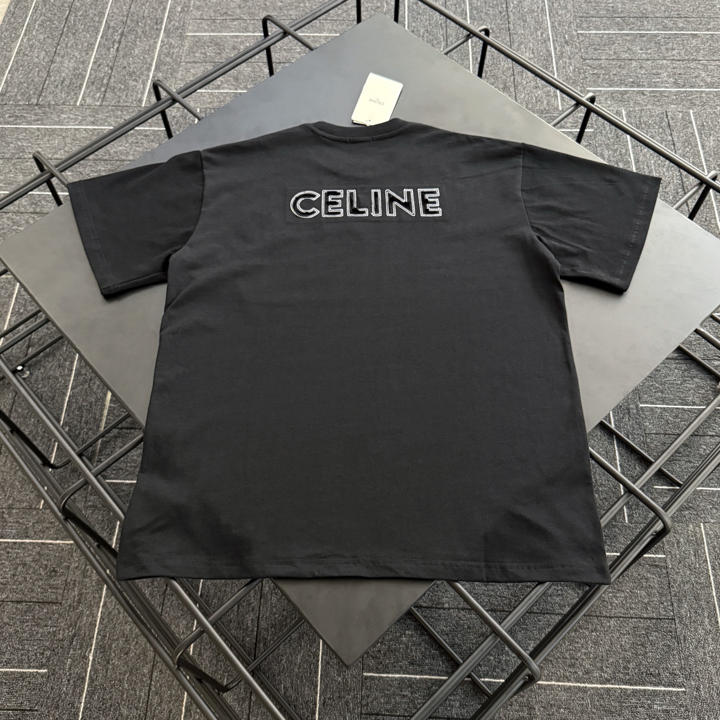 批85 款号C001
Celine反向贴布刺绣手工破坏logo短袖T恤
定制280克全棉双纱硬挺面料 布面干净 布纹清晰 手感非常细腻扎实 更加力挺 舒适透气不易变形不易褶皱
1×1索罗娜螺纹 面料螺纹同缸定染无色差 不易变形
全套定制商标、吊牌、洗水唛 市面最高版
Os落肩宽松版型 春夏最新专柜同步 时尚个性 男女同款 超级百搭
尺码:S M L XL
颜色:白色 黑色