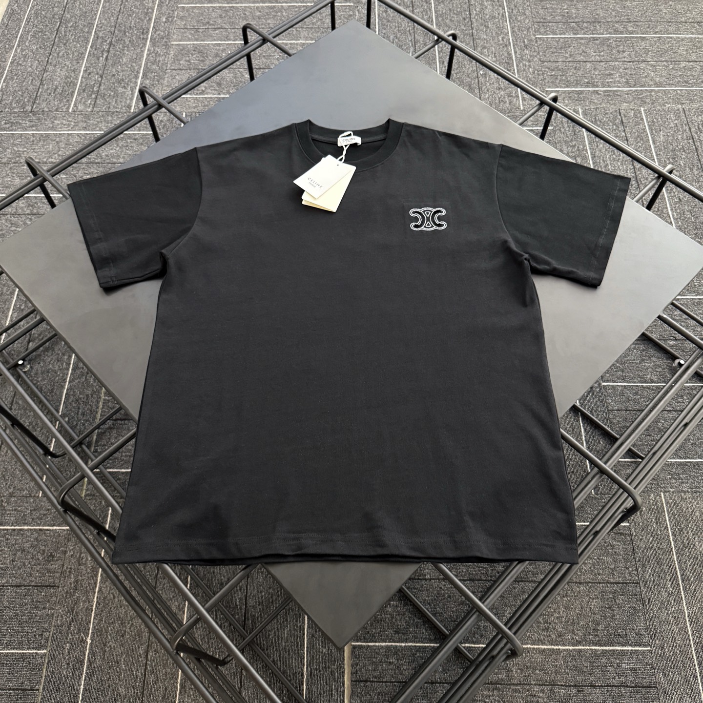 批85 款号C001
Celine反向贴布刺绣手工破坏logo短袖T恤
定制280克全棉双纱硬挺面料 布面干净 布纹清晰 手感非常细腻扎实 更加力挺 舒适透气不易变形不易褶皱
1×1索罗娜螺纹 面料螺纹同缸定染无色差 不易变形
全套定制商标、吊牌、洗水唛 市面最高版
Os落肩宽松版型 春夏最新专柜同步 时尚个性 男女同款 超级百搭
尺码:S M L XL
颜色:白色 黑色