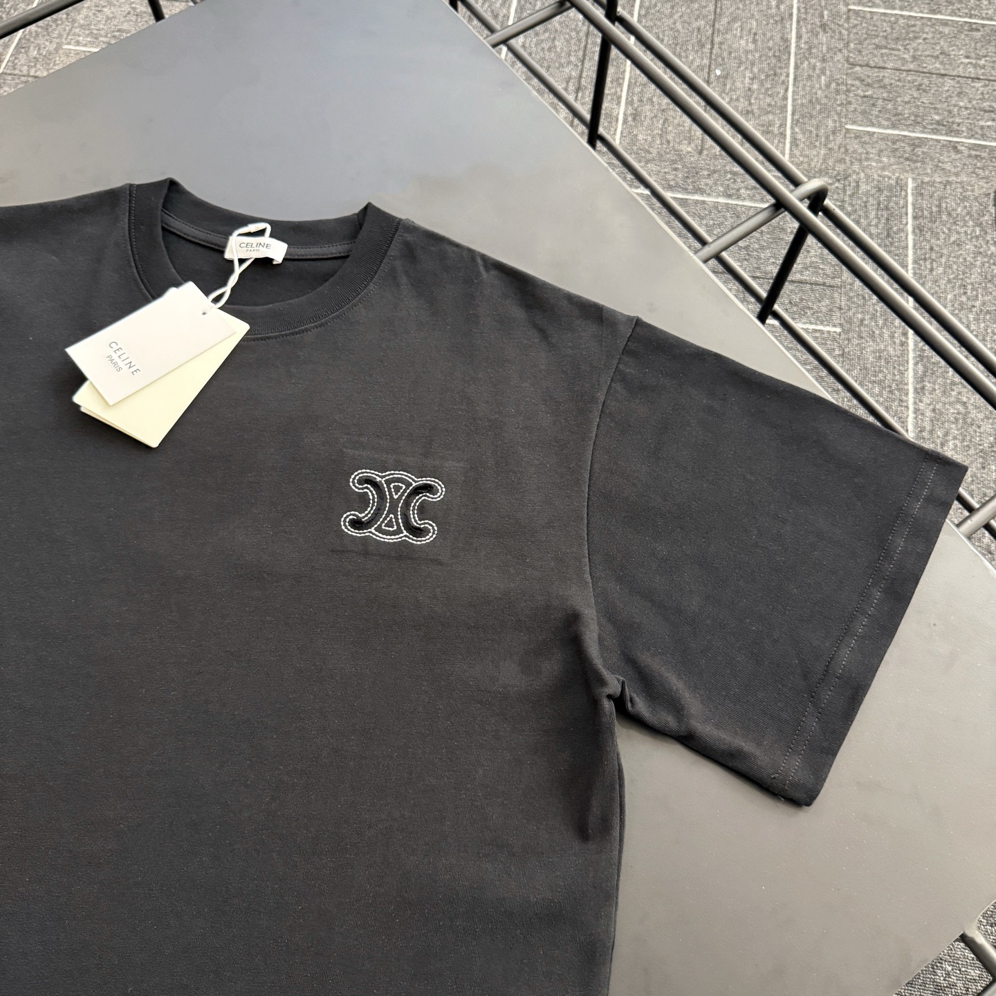 批85 款号C001
Celine反向贴布刺绣手工破坏logo短袖T恤
定制280克全棉双纱硬挺面料 布面干净 布纹清晰 手感非常细腻扎实 更加力挺 舒适透气不易变形不易褶皱
1×1索罗娜螺纹 面料螺纹同缸定染无色差 不易变形
全套定制商标、吊牌、洗水唛 市面最高版
Os落肩宽松版型 春夏最新专柜同步 时尚个性 男女同款 超级百搭
尺码:S M L XL
颜色:白色 黑色