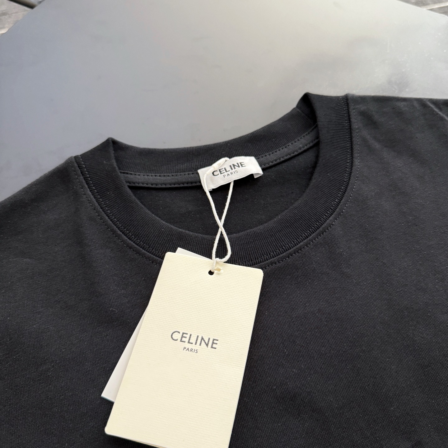 批85 款号C001
Celine反向贴布刺绣手工破坏logo短袖T恤
定制280克全棉双纱硬挺面料 布面干净 布纹清晰 手感非常细腻扎实 更加力挺 舒适透气不易变形不易褶皱
1×1索罗娜螺纹 面料螺纹同缸定染无色差 不易变形
全套定制商标、吊牌、洗水唛 市面最高版
Os落肩宽松版型 春夏最新专柜同步 时尚个性 男女同款 超级百搭
尺码:S M L XL
颜色:白色 黑色