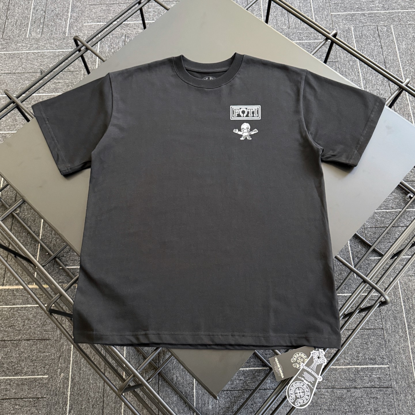 批82 款号K002 Chrome Hearts✖️Foti联名克罗心骷髅九宫格短袖T恤 市面高版 ️ 定制280克全棉双纱硬挺面料 布面干净 布纹清晰 手感非常细腻扎实 更加力挺 舒适透气不易变形不易褶皱 1×1索罗娜螺纹 面料螺纹同缸定染无色差 不易变形 全套定制商标、吊牌、洗水唛 市面最高版 Os落肩宽松版型 春夏最新柜柜同步 时尚个性 男女同款 超级百搭 颜色:白色 黑色