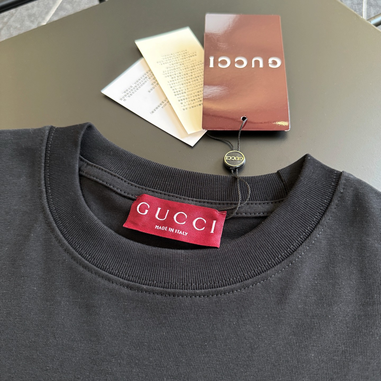 批80 款号G003
Gucci 25ss 新款腰带印花短袖T恤
市面高版‼️ 定制280克全棉双纱硬挺面料 布面干净 布纹清晰 手感非常细腻扎实 更加力挺 舒适透气不易变形不易褶皱
1×1索罗娜螺纹 面料螺纹同缸定染无色差 不易变形
全套定制商标、吊牌、洗水唛 市面最高版
Os落肩宽松版型 春夏最新柜柜同步 时尚个性 男女同款 超级百搭
尺码:S M L XL
颜色:黑色