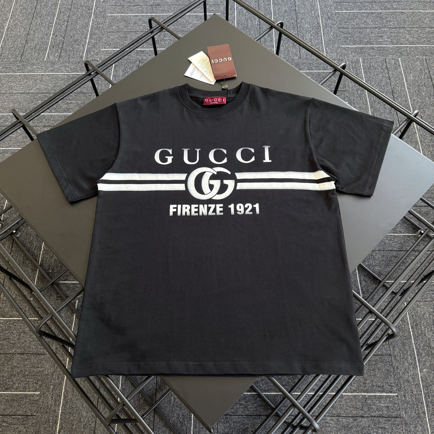 批80 款号G003
Gucci 25ss 新款腰带印花短袖T恤
市面高版‼️ 定制280克全棉双纱硬挺面料 布面干净 布纹清晰 手感非常细腻扎实 更加力挺 舒适透气不易变形不易褶皱
1×1索罗娜螺纹 面料螺纹同缸定染无色差 不易变形
全套定制商标、吊牌、洗水唛 市面最高版
Os落肩宽松版型 春夏最新柜柜同步 时尚个性 男女同款 超级百搭
尺码:S M L XL
颜色:黑色