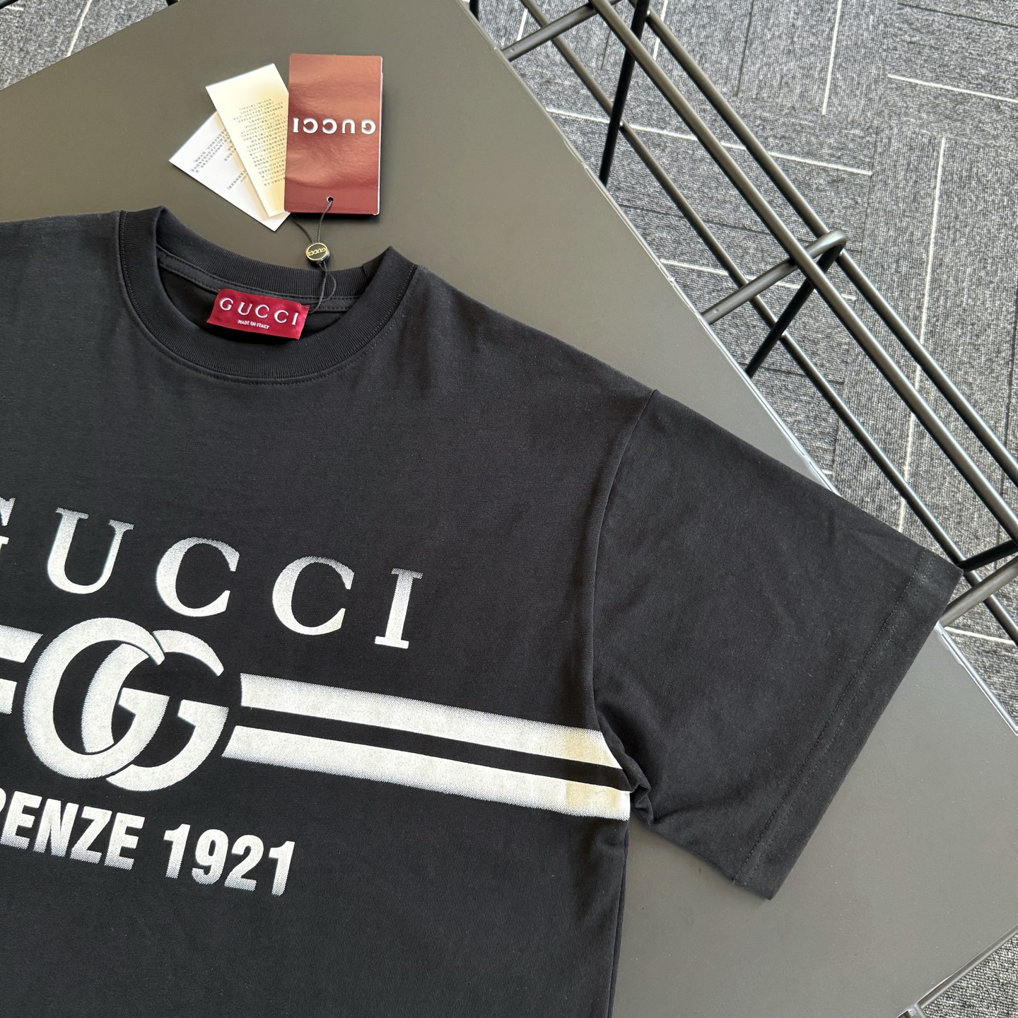 批80 款号G003
Gucci 25ss 新款腰带印花短袖T恤
市面高版‼️ 定制280克全棉双纱硬挺面料 布面干净 布纹清晰 手感非常细腻扎实 更加力挺 舒适透气不易变形不易褶皱
1×1索罗娜螺纹 面料螺纹同缸定染无色差 不易变形
全套定制商标、吊牌、洗水唛 市面最高版
Os落肩宽松版型 春夏最新柜柜同步 时尚个性 男女同款 超级百搭
尺码:S M L XL
颜色:黑色