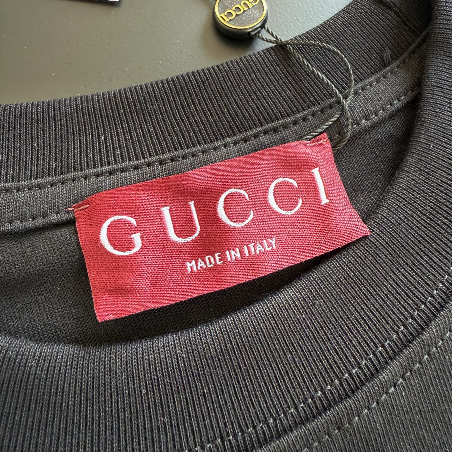 批80 款号G003
Gucci 25ss 新款腰带印花短袖T恤
市面高版‼️ 定制280克全棉双纱硬挺面料 布面干净 布纹清晰 手感非常细腻扎实 更加力挺 舒适透气不易变形不易褶皱
1×1索罗娜螺纹 面料螺纹同缸定染无色差 不易变形
全套定制商标、吊牌、洗水唛 市面最高版
Os落肩宽松版型 春夏最新柜柜同步 时尚个性 男女同款 超级百搭
尺码:S M L XL
颜色:黑色
