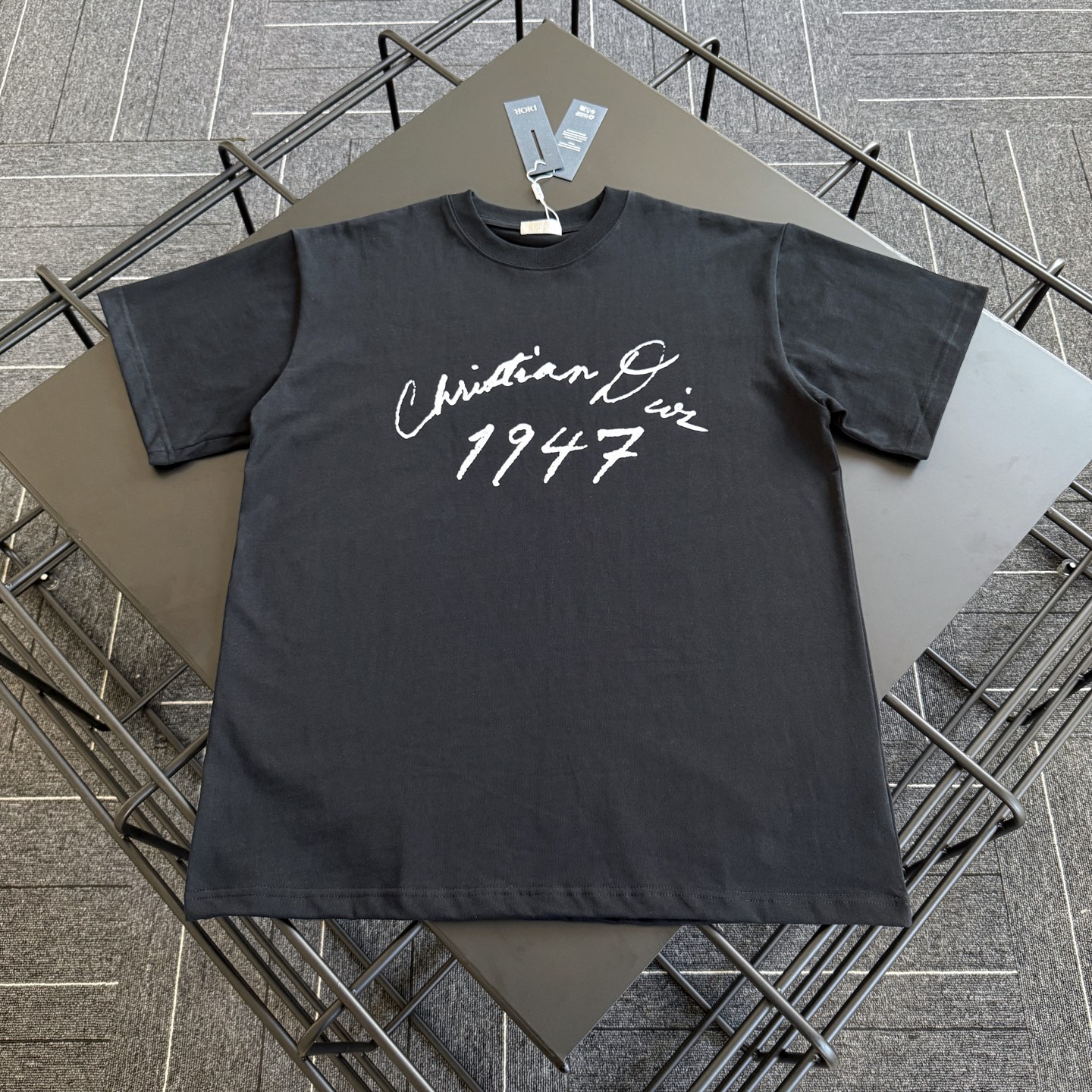 批80 款号D006
Dior 迪奥1947签字款立体植绒字母短袖T恤
市面高版‼️ 定制280克全棉双纱硬挺面料 布面干净 布纹清晰 手感非常细腻扎实 更加力挺 舒适透气不易变形不易褶皱
1×1索罗娜螺纹 面料螺纹同缸定染无色差 不易变形
全套定制商标、吊牌、洗水唛 市面最高版
Os落肩宽松版型 春夏最新柜柜同步 时尚个性 男女同款 超级百搭
尺码:S M L XL
颜色:白色 黑色