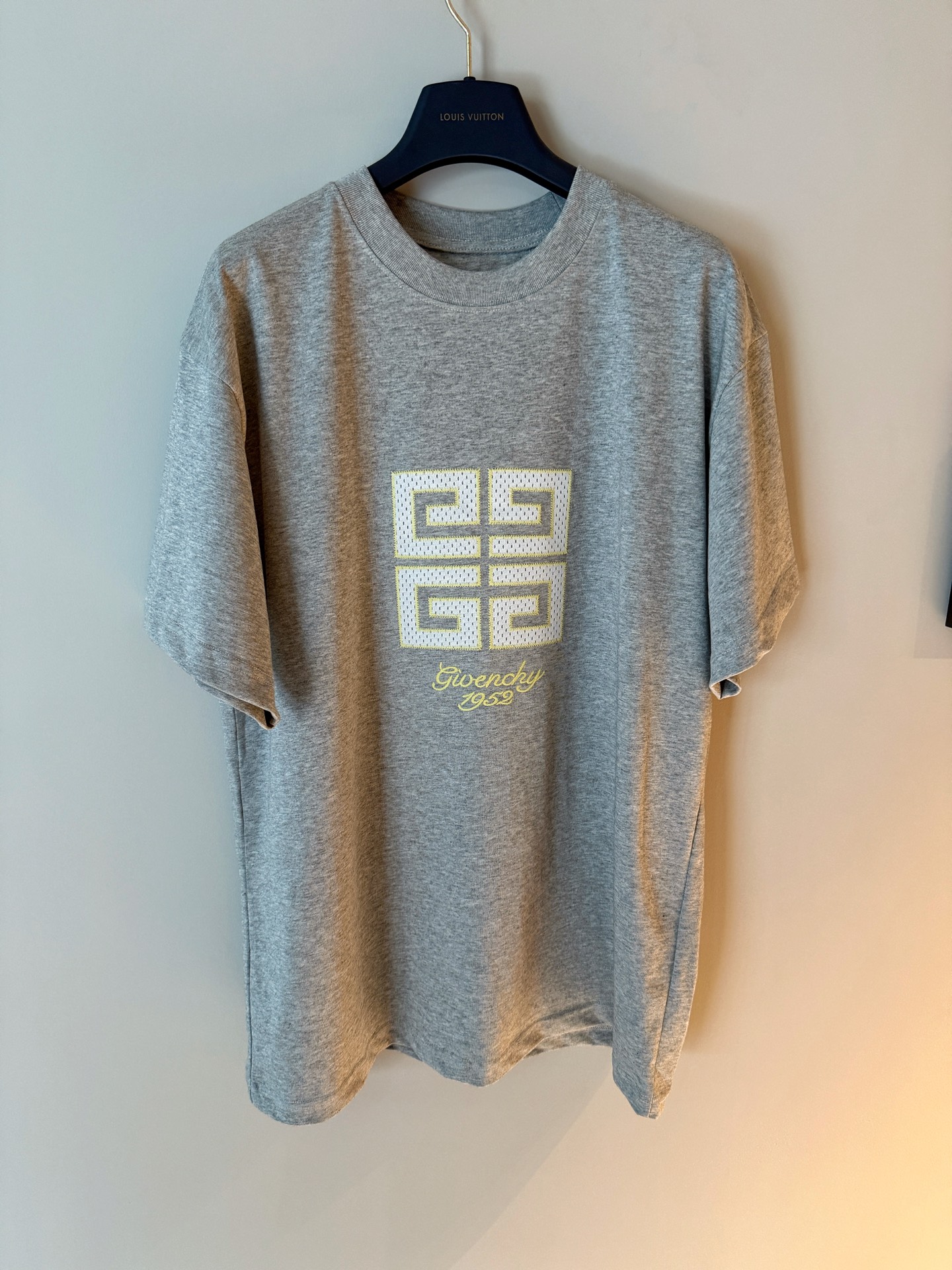 批82 款号J001 Givenchy纪梵希4G网格贴布绣短袖T恤 定制280克全棉双纱硬挺面料 布面干净 布纹清晰 手感非常细腻扎实 更加力挺 舒适透气不易变形不易褶皱 1×1索罗娜螺纹 面料螺纹同缸定染无色差 不易变形 全套定制商标、吊牌、洗水唛 市面最高版 Os落肩宽松版型 春夏最新专柜同步 时尚个性 男女同款 超级百搭 颜色:灰色 黑色