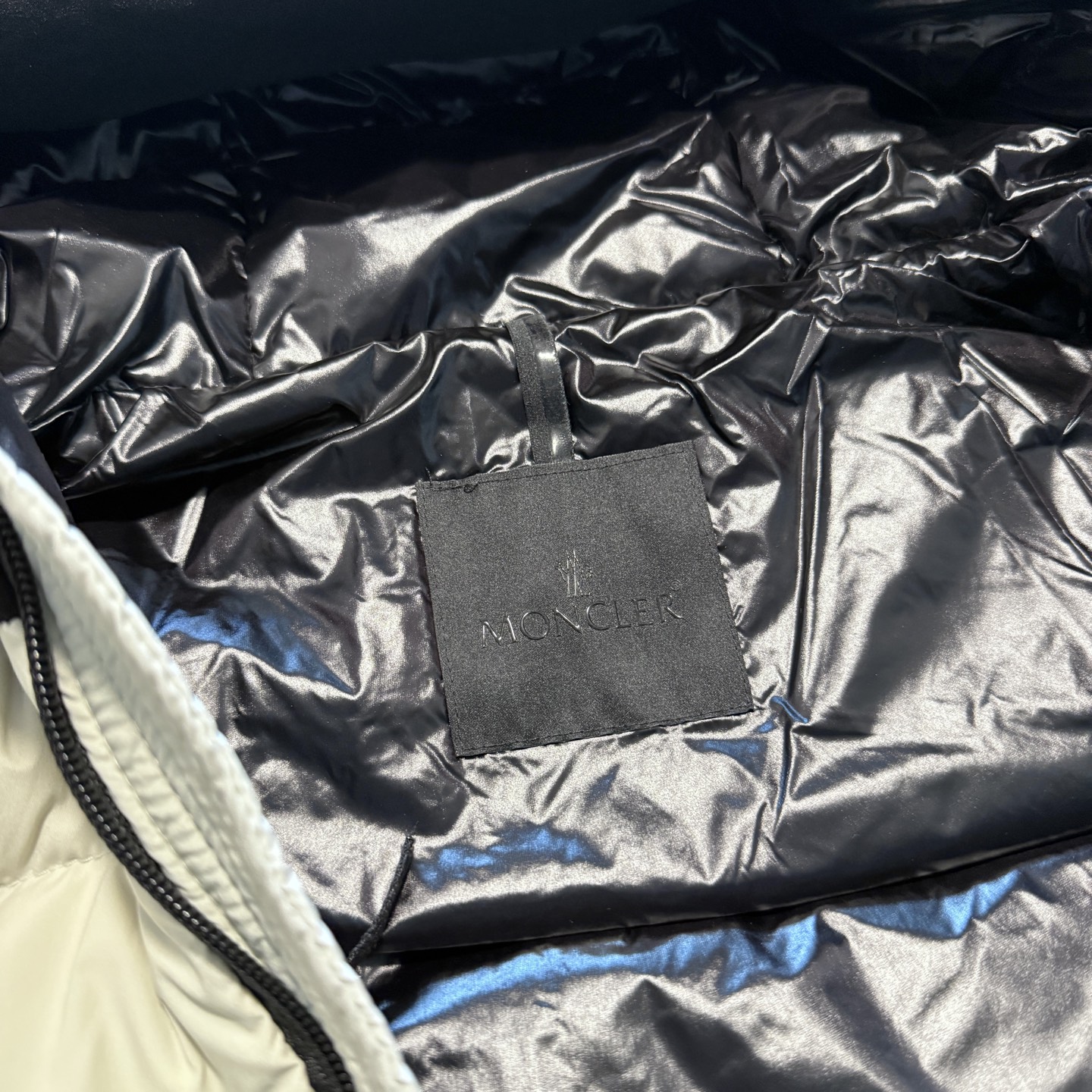 Madeira蒙口黒标短款羽绒服|軽量で暖かい機能性デザイン