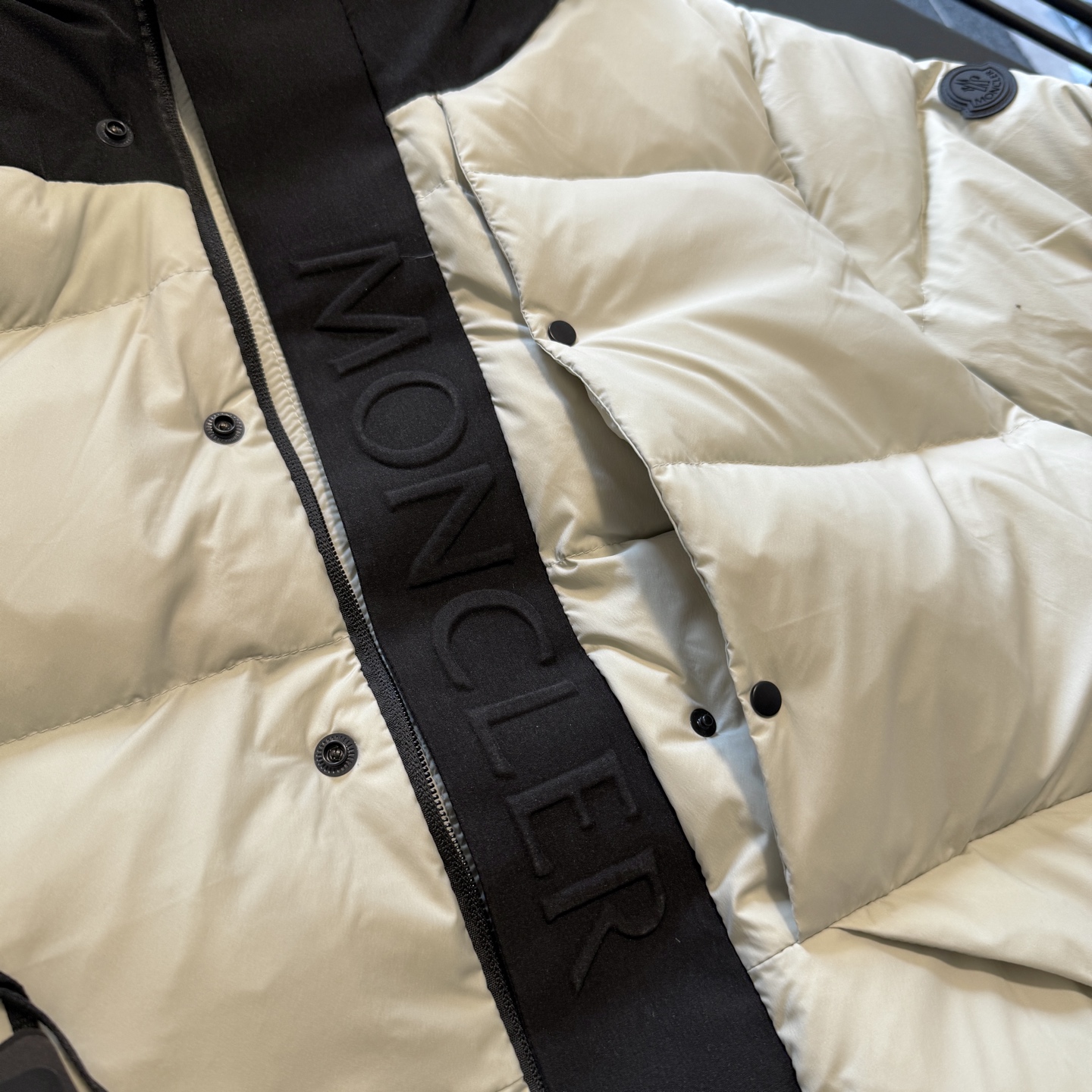 Madeira蒙口黒标短款羽绒服|軽量で暖かい機能性デザイン