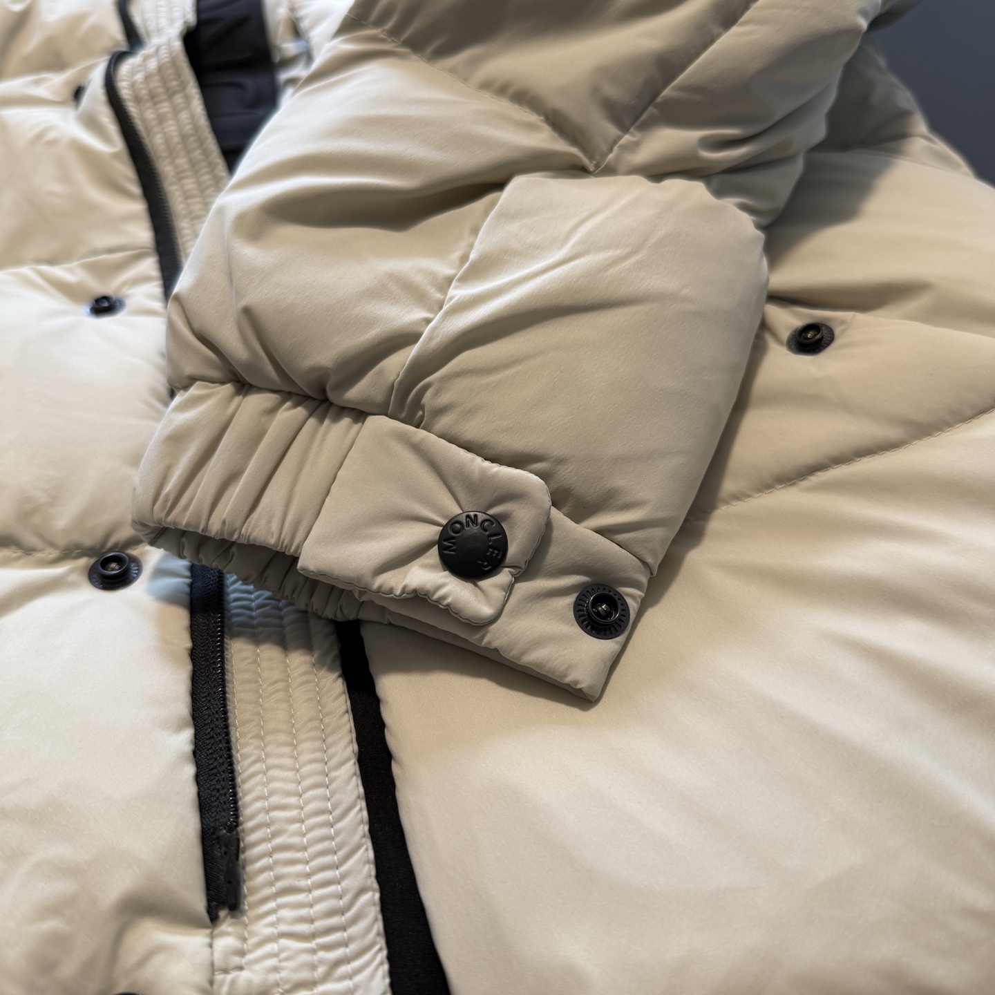 Madeira蒙口黒标短款羽绒服|軽量で暖かい機能性デザイン