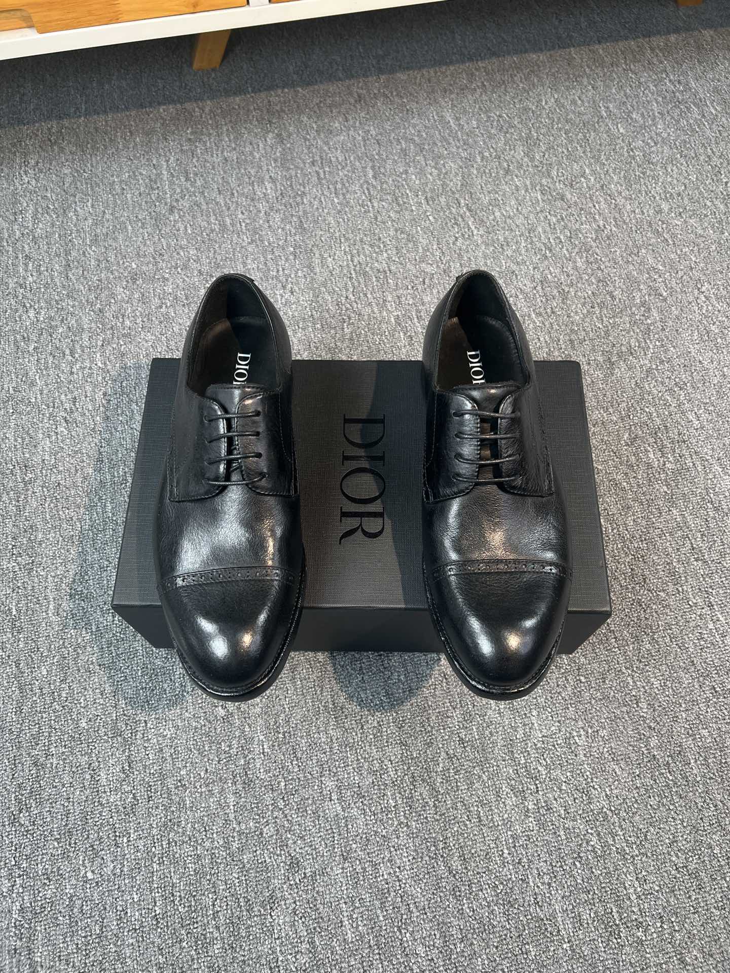 NO:274212,Dior men's fine handmade derby shoes, classic three-joint brick micro-carving, imported calfskin and midsole, midsole genuine leather, water-dyed calf memory molding pad, leather outsole, ABS anti-slip, wear-resistant injection molding!  Goodyear craft production model, heavy industry ancient method of washing leather shoes!  Soft and comfortable, fashionable and extraordinary!  Standard code 38-44 spot batch, dior, dior, cowhide, Leather soles19860909Dior迪奥 男士精品手工德比鞋,经典三接头布洛克微雕,鞋面、内里进口小牛皮,中底真皮,水染牛里记忆成型垫,真皮大底,ABS 防滑耐磨注塑！固特异工艺制作款,重工古法水洗皮鞋！柔软舒适,时髦不凡！标准码38-44 现货批,,dior,dior,cowhide,Leather soles,Men's shoes