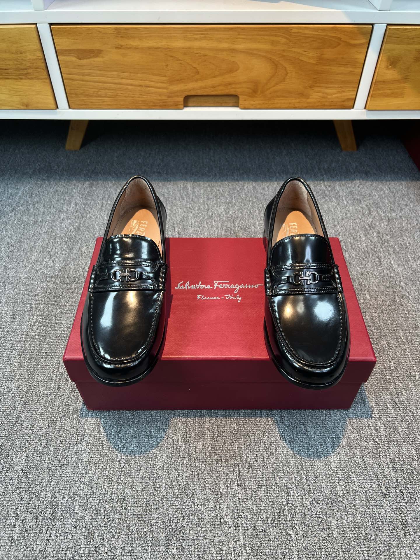 NO:556259,Ferragamo men's fine leather shoes, imported open-edge beaded cowhide leather uppers, water-dyed cowhide lining, genuine leather outsole, standard code 39-44 (38.45 custom made, non-refundable and non-exchangeable), batch,,ferragamo,ferragamo,cowhide,Leather soles19860909菲拉格慕Ferragamo男士精品皮鞋,鞋面进口开边珠牛皮,水染牛皮内里,真皮大底,标准码39-44（38.45定做不退不换）,批,,ferragamo,ferragamo,cowhide,Leather soles,Men's shoes