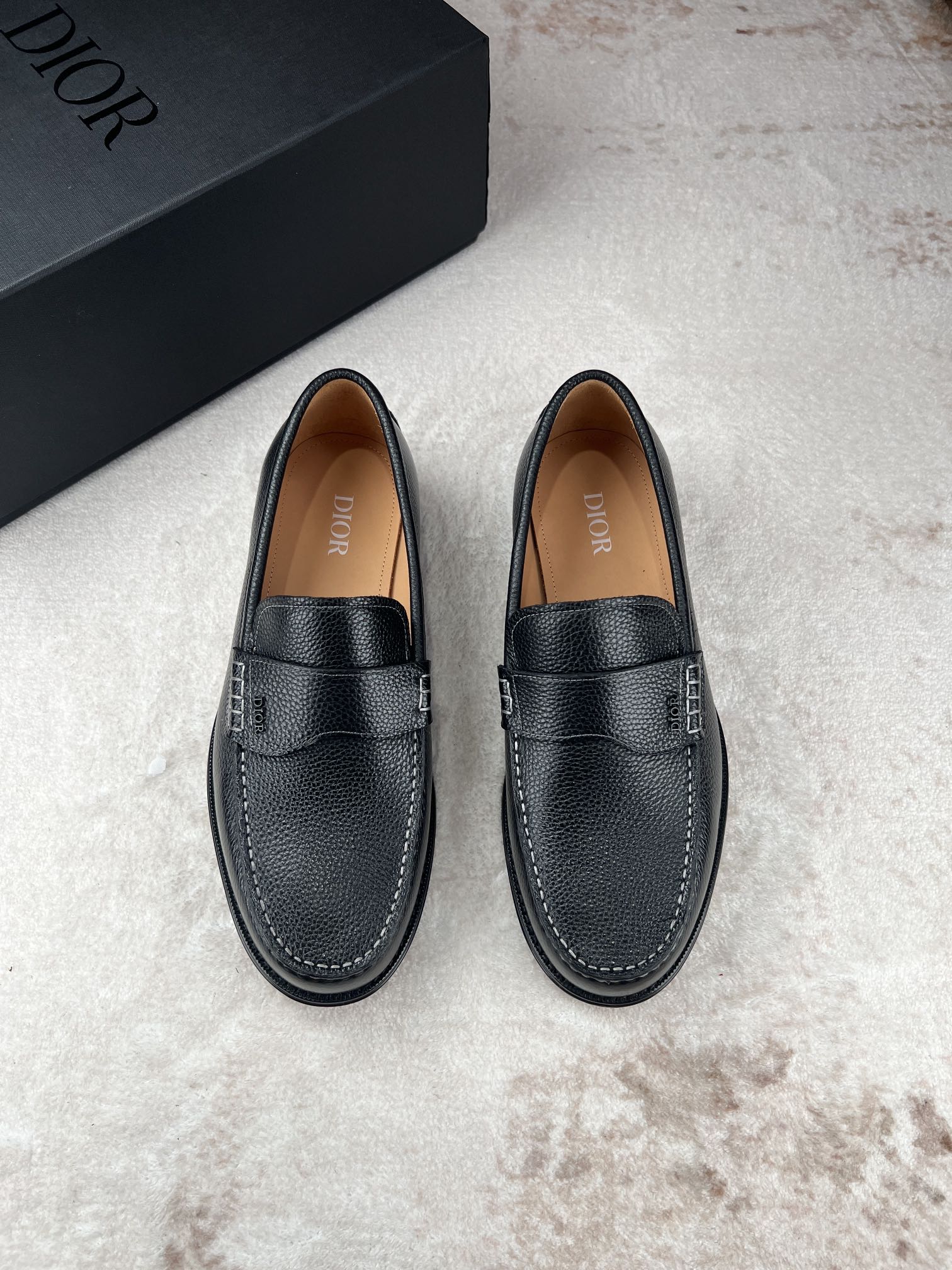 NO:275567,DIO*/Die~ Men's boutique!  Every detail is carefully crafted and the highest version of the craftsmanship on the market!  Dio* Granville loafers are a new product in men's clothing series, highlighting the urban style. They are carefully crafted from black grain cowhide, paired with distinctive contrasting noodle thread, the upper is decorated with the same-toned saddle strap, and the Dio* logo is embellished with the water-dyed cow lining. The water-dyed cow lining is matched with the genuine leather large sole injection molded leather sole, the heel is composite rubber bottom to shock-absorb and anti-slip, and the heel is engraved with the Dio* logo. The low-top slip-on style is comfortable and does not grind the feet, and can be matched with various seasonal outfits to create an elegant and classic look. With a full set of original packaging, standard code 3944, 38.45.46 customization, batch, dior, loafers, cowhide, Leather soles19860909DIO*/迪～ 男士精品！每一个细节都是精工细做,匠心之作市面最高版本！Dio* Granville 乐福鞋是男装系列新品,彰显都市风范.采用黑色粒面牛皮革精心制作,搭配对比鲜明的缉面线,鞋面饰以同色调马鞍饰带,点缀以 Dio* 标志.水染牛里,搭配真皮大底注塑皮革鞋底,后跟复合橡胶底片减震防滑,鞋跟处镌刻以 Dio* 标志.低帮套穿式舒适不磨脚,可与各季节装扮搭配,打造优雅经典的造型.配全套原包装,标准码3944,38.45.46定制,批,,dior,loafers,cowhide,Leather soles,Men's shoes