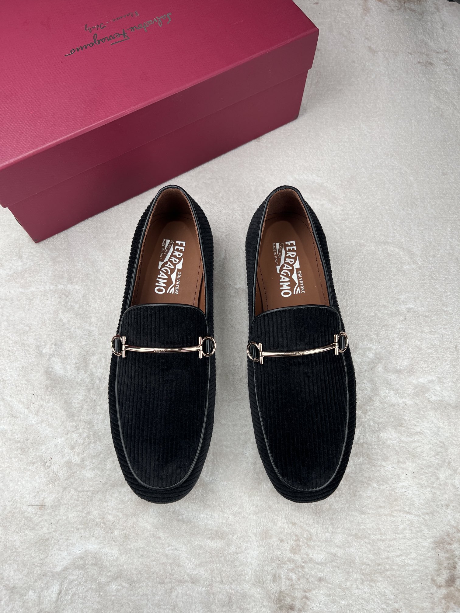 NO:275571,Ferragamo men's boutique leather shoes, these men's loafers are elegant in shape, gorgeous in detail, showing dignified and exquisite style, suitable for accompanying you to attend cocktail parties. The fabric is made of selected imported velvet, giving a stunning texture, with delicate small-timber cowhide dyed inside, and delicate and fashionable instep embellishment!  Genuine leather sole, heel composite rubber bottom sheet, comfortable and non-slip, high-definition embossed logo badge, demonstrating the extraordinary skills of professional shoemakers. Every detail is meticulous, full set of original packaging, standard code 39-44 (38.45.46 customized, no return or exchange), batch, ferragamo, ferragamo, loafers, cowhide, Leather soles19860909菲拉格慕Ferragamo男士精品皮鞋,这款男士乐福鞋型优雅,细节华丽,彰显端庄考究风范,适合伴您出席鸡尾酒会.面料采用精选进口天鹅绒,呈现令人惊艳的质感,内里本染细腻小胎牛皮,脚背缀饰造型纤巧时髦！真皮大底,后跟复合橡胶底片,舒适防滑,高清压纹logo徽章,彰显专业制鞋大师的斐然技艺.每一个细节都是精工细作,全套原包装, 标准码39-44（38.45.46定做不退不换）,批,,ferragamo,ferragamo,loafers,cowhide,Leather soles,Men's shoes