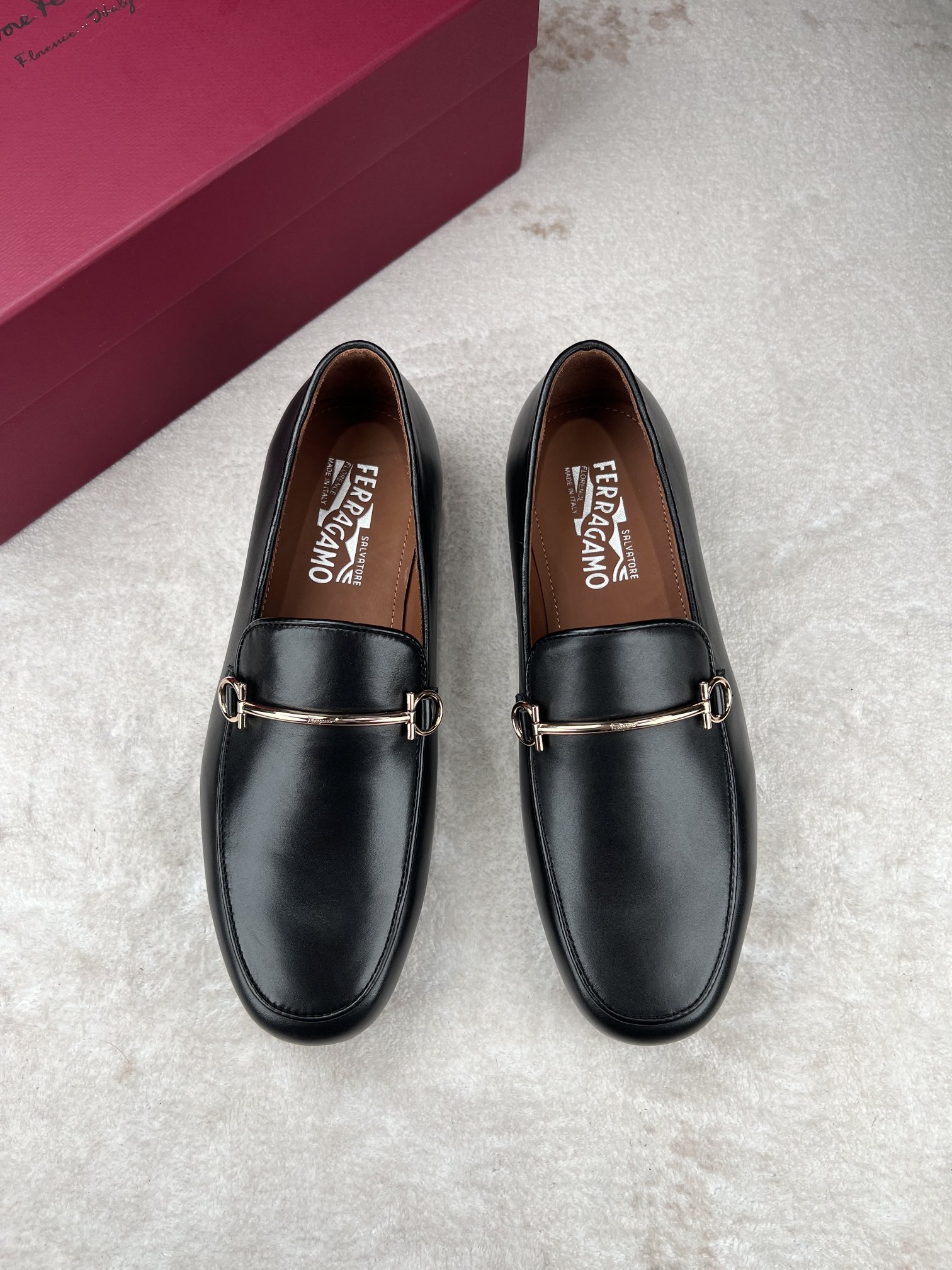 NO:275569,Ferragamo men's boutique leather shoes, these men's loafers are elegant in shape, gorgeous in detail, showing dignified and exquisite style, suitable for accompanying you to attend cocktail parties. The fabric is imported cowhide, presenting a stunning texture, with delicate small-tiem cowhide dyed inside, and the instep embellishment is delicate and fashionable!  Genuine leather sole, heel composite rubber bottom sheet, comfortable and non-slip, high-definition embossed logo badge, demonstrating the extraordinary skills of professional shoemakers. Every detail is meticulous, full set of original packaging, standard code 39-44 (38.45.46 customized, no return or exchange), batch, ferragamo, ferragamo, loafers, cowhide, Leather soles19860909菲拉格慕Ferragamo男士精品皮鞋,这款男士乐福鞋型优雅,细节华丽,彰显端庄考究风范,适合伴您出席鸡尾酒会.面料采用进口牛皮,呈现令人惊艳的质感,内里本染细腻小胎牛皮,脚背缀饰造型纤巧时髦！真皮大底,后跟复合橡胶底片,舒适防滑,高清压纹logo徽章,彰显专业制鞋大师的斐然技艺.每一个细节都是精工细作,全套原包装, 标准码39-44（38.45.46定做不退不换）,批,,ferragamo,ferragamo,loafers,cowhide,Leather soles,Men's shoes