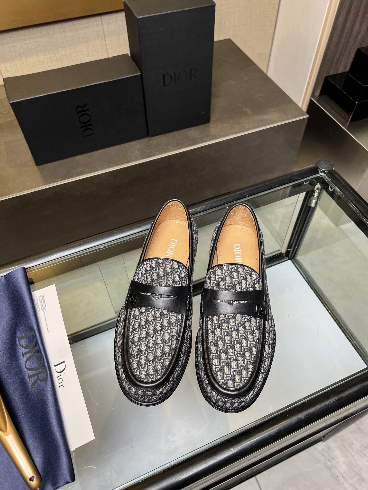 NO:274033,DIO* /Di~ Men's boutique!  Every detail is carefully crafted and the highest version of the craftsmanship on the market!  Dio* Granville loafers are interpreted from formal shoes, showing a modern style. They are carefully crafted from beige and black Oblique printed fabrics. The upper is decorated with matte finish in the same tone. The Dio* Oblique logo is water-dyed beef, paired with genuine leather sole, composite rubber bottom heel is shock-absorbing and non-slip, and the heel is engraved with Dio* logo. The low-top slip-on style is comfortable and does not grind the feet, and can be matched with various seasonal outfits to create an elegant and classic look. With a full set of original packaging, standard code 3944, 38.45.46 customization, batch, dior, loafers, Leather soles19860909DIO* /迪～ 男士精品！每一个细节都是精工细做,匠心之作市面最高版本！Dio* Granville 乐福鞋从正装鞋履演绎而来,彰显摩登风范.采用米色和黑色 Oblique 印花面料精心制作,鞋面饰以同色调哑光饰面 Dio* Oblique 标志,水染牛里,搭配真皮大底注塑皮革鞋底,后跟复合橡胶底片减震防滑,鞋跟处镌刻以 Dio* 标志.低帮套穿式舒适不磨脚,可与各季节装扮搭配,打造优雅经典的造型.配全套原包装,标准码3944,38.45.46定制,批,,dior,loafers,Leather soles,Men's shoes