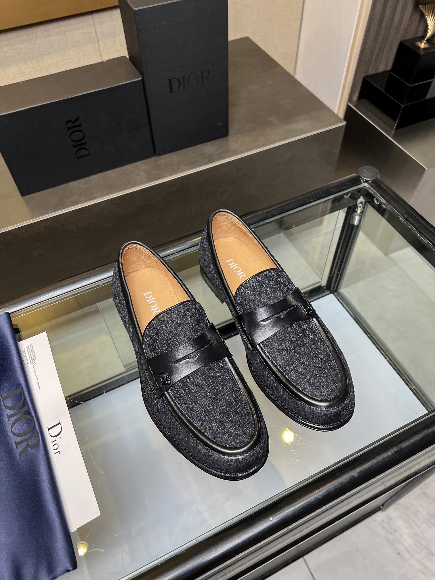 NO:274030,DIO* /Di~ Men's boutique!  Every detail is carefully crafted and the highest version of the craftsmanship on the market!  Dio* Granville loafers are interpreted from formal shoes, showing a modern style. They are carefully crafted from black Oblique printed fabrics, with the upper trim with the same tone matte finish. The Dio* Oblique logo is matched with a genuine leather sole, the heel is composite rubber bottom to shock-absorb and anti-slip, and the heel is engraved with the Dio* logo. The low-top wrapping style is comfortable and does not grind the feet, and can be matched with various seasonal outfits to create an elegant and classic look. With a full set of original packaging, standard code 3944, 38.45.46 customization, batch, dior, loafers, Leather soles19860909DIO* /迪～ 男士精品！每一个细节都是精工细做,匠心之作市面最高版本！Dio* Granville 乐福鞋从正装鞋履演绎而来,彰显摩登风范.采用黑色Oblique 印花面料精心制作,鞋面饰以同色调哑光饰面 Dio* Oblique 标志,水染牛里,搭配真皮大底注塑皮革鞋底,后跟复合橡胶底片减震防滑,鞋跟处镌刻以 Dio*标志.低帮套穿式舒适不磨脚,可与各季节装扮搭配,打造优雅经典的造型.配全套原包装,标准码3944,38.45.46定制,批,,dior,loafers,Leather soles,Men's shoes