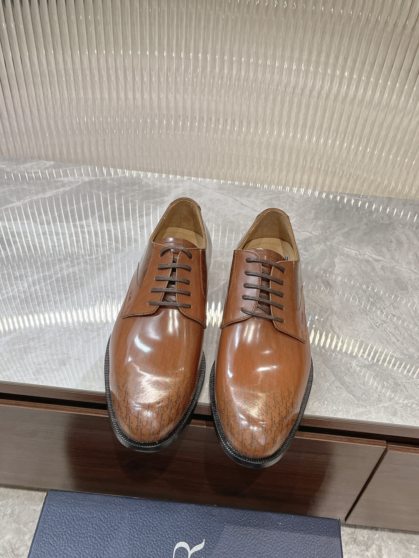 NO:270893,Dio~Dio Timeless Derby shoes reflect classic elegance. The elegant appearance is paired with a slender style, a brown shiny cowhide upper, decorated with gradient effect Oblique print. The inner foot pads are all made of top-quality sweat-absorbing and breathable cowhide, and genuine leather soles with non-slip rubber. Comfortable and light, elegant and exquisite, and can be matched with various suits. Standard leather shoe size 3944 (38.45.46 can be customized), dior, dior, business suit, cowhide, Leather soles19860909Dio～迪奥 Timeless 德比鞋体现经典的优雅气质.高雅的外观搭配修长的版型,棕色亮面牛皮革鞋面,饰以渐变效果 Oblique 印花.内里垫脚均采用顶级吸汗透气牛皮,真皮大底皮革鞋底搭配防滑橡胶.舒适轻盈,高雅精致,可搭配各式西装.标准皮鞋码3944(38.45.46可定做),,dior,dior,business suit,cowhide,Leather soles,Men's shoes