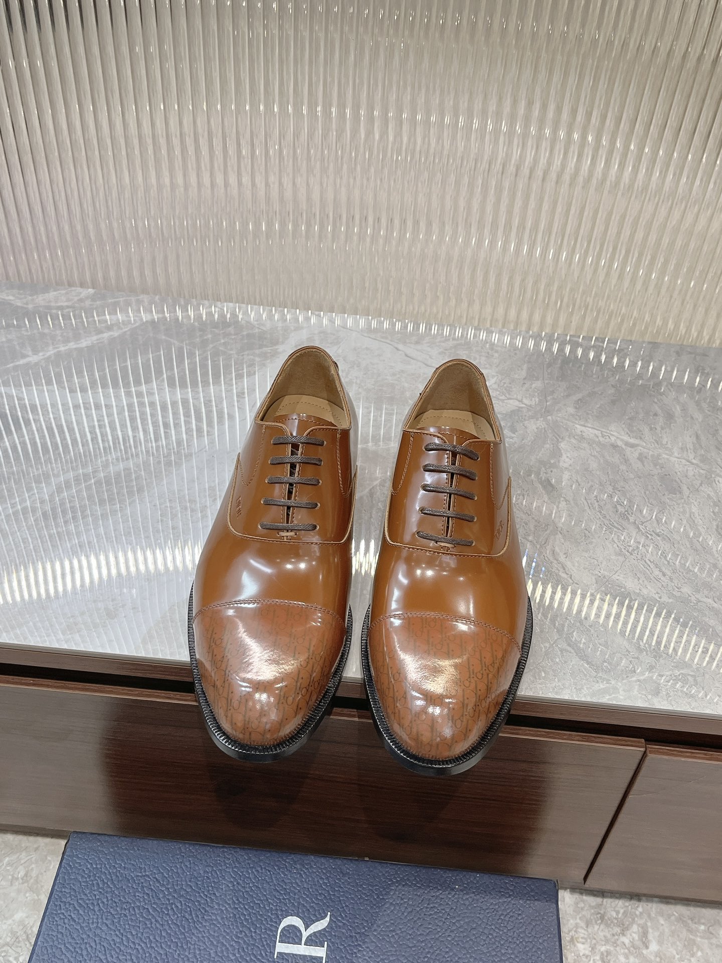 NO:270887,Dio~Dio Timeless Oxford shoes reflect the classic elegance. The elegant appearance is paired with a slender style, a brown shiny cowhide upper, decorated with gradient effect Oblique print. The inner foot pads are all made of top sweat-absorbing and breathable cowhide, and genuine leather soles with anti-slip rubber. Comfortable and light, elegant and exquisite, and can be matched with various suits. Standard leather shoe size 3944 (38.45.46 can be customized), dior, dior, business suit, cowhide, Leather soles19860909Dio～迪奥 Timeless 牛津鞋体现经典的优雅气质.高雅的外观搭配修长的版型,棕色亮面牛皮革鞋面,饰以渐变效果 Oblique 印花.内里垫脚均采用顶级吸汗透气牛皮,真皮大底皮革鞋底搭配防滑橡胶.舒适轻盈,高雅精致,可搭配各式西装.标准皮鞋码3944(38.45.46可定做),,dior,dior,business suit,cowhide,Leather soles,Men's shoes