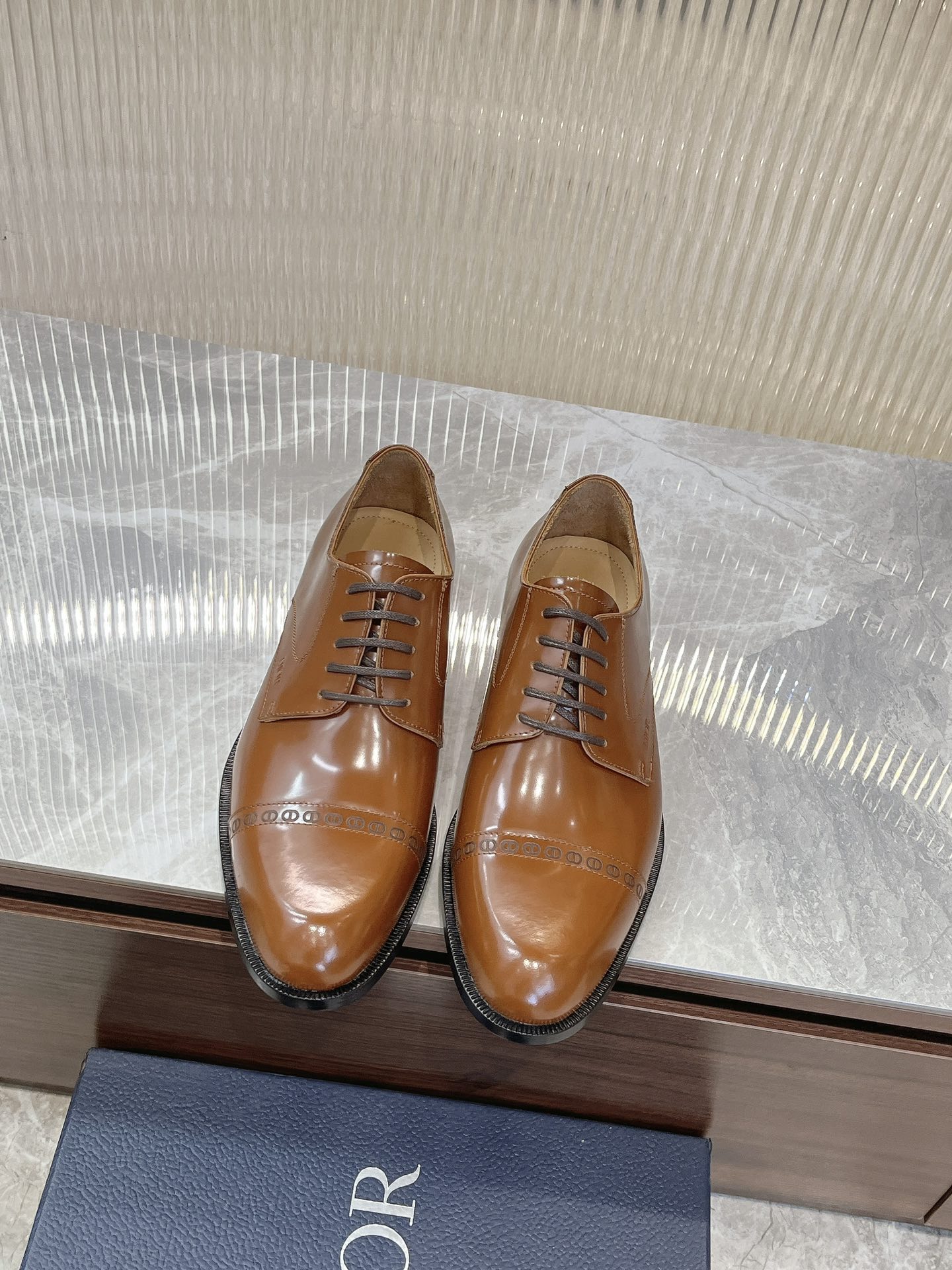 NO:270890,Dio~Dio Timeless Derby shoes reflect classic elegance. The elegant appearance is paired with a slender style, brown glossy cowhide upper, inner foot pads are all made of top sweat-absorbing and breathable cowhide, genuine leather soles are paired with non-slip rubber. Comfortable and light, elegant and exquisite, and can be matched with various suits. Standard leather shoe size 3944 (38.45.46 can be customized), dior, dior, business suit, cowhide, Leather soles19860909Dio～迪奥 Timeless 德比鞋体现经典的优雅气质.高雅的外观搭配修长的版型,棕色亮面牛皮革鞋面,内里垫脚均采用顶级吸汗透气牛皮,真皮大底皮革鞋底搭配防滑橡胶.舒适轻盈,高雅精致,可搭配各式西装.标准皮鞋码3944(38.45.46可定做),,dior,dior,business suit,cowhide,Leather soles,Men's shoes