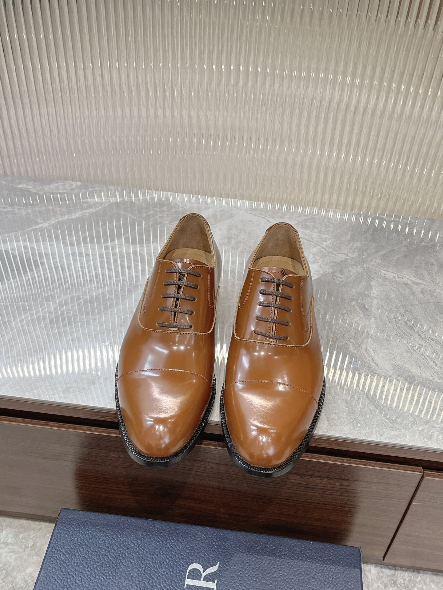 NO:270889,Dio~Dio Timeless Oxford shoes reflect the classic elegance. The elegant appearance is paired with a slender style, the brown shiny cowhide upper, and the inner foot pads are all made of top-quality sweat-absorbing and breathable cowhide, and the genuine leather sole is paired with anti-slip rubber. Comfortable and light, elegant and exquisite, and can be matched with various suits. Standard leather shoe size 3944 (38.45.46 can be customized), dior, dior, business suit, cowhide, Leather soles19860909Dio～迪奥 Timeless 牛津鞋体现经典的优雅气质.高雅的外观搭配修长的版型,棕色亮面牛皮革鞋面,内里垫脚均采用顶级吸汗透气牛皮,真皮大底皮革鞋底搭配防滑橡胶.舒适轻盈,高雅精致,可搭配各式西装.标准皮鞋码3944(38.45.46可定做),,dior,dior,business suit,cowhide,Leather soles,Men's shoes