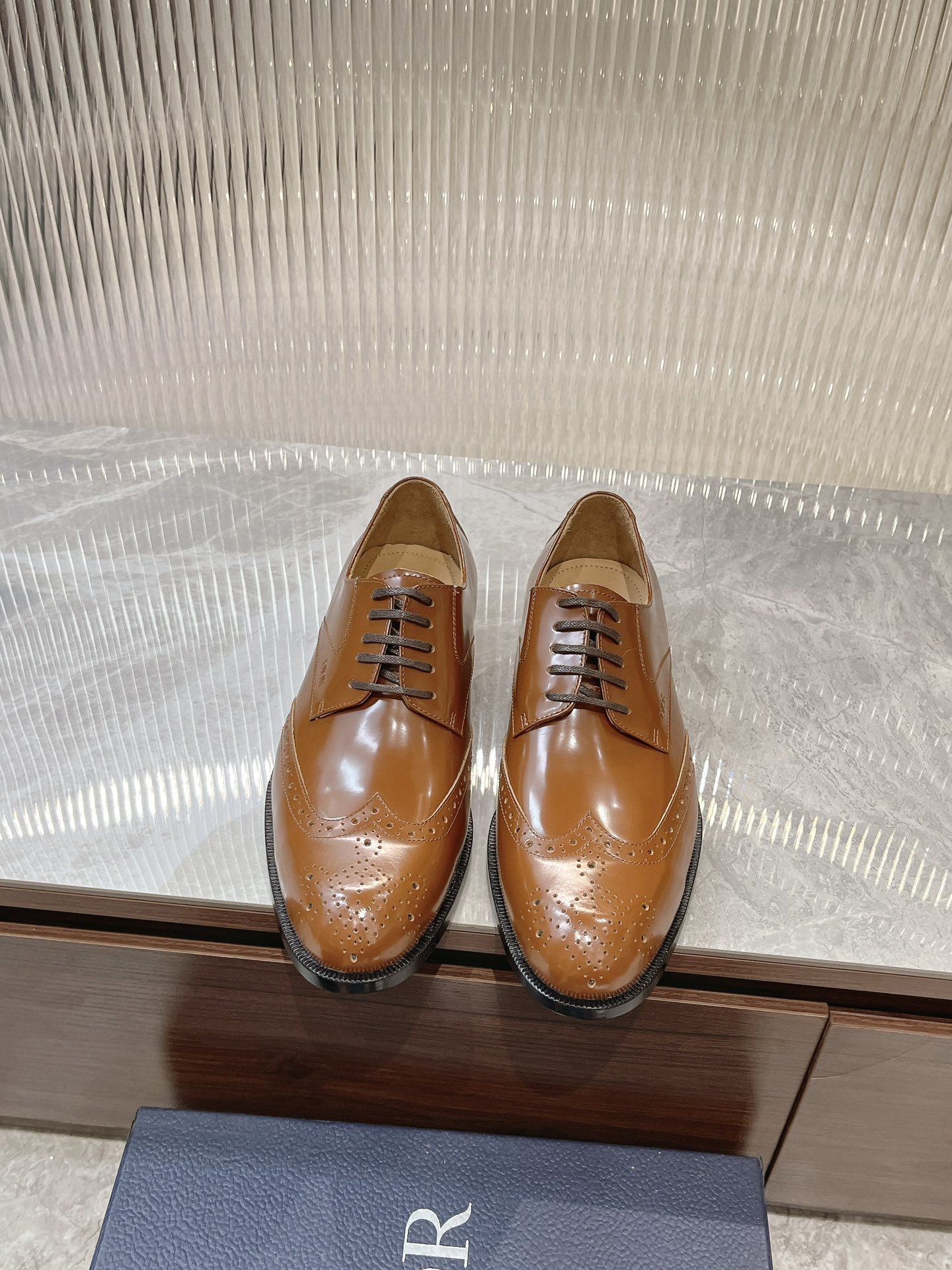 NO:270872,Dio~Dio Timeless Derby shoes reflect classic elegance. The elegant appearance is paired with a slender style, brown glossy cowhide upper, inner foot pads are all made of top sweat-absorbing and breathable cowhide, genuine leather soles are paired with non-slip rubber. Comfortable and light, elegant and exquisite, and can be matched with various suits. Standard leather shoe size 3944 (38.45.46 can be customized), dior, dior, business suit, cowhide, Leather soles19860909Dio～迪奥 Timeless 德比鞋体现经典的优雅气质.高雅的外观搭配修长的版型,棕色亮面牛皮革鞋面,内里垫脚均采用顶级吸汗透气牛皮,真皮大底皮革鞋底搭配防滑橡胶.舒适轻盈,高雅精致,可搭配各式西装.标准皮鞋码3944(38.45.46可定做),,dior,dior,business suit,cowhide,Leather soles,Men's shoes