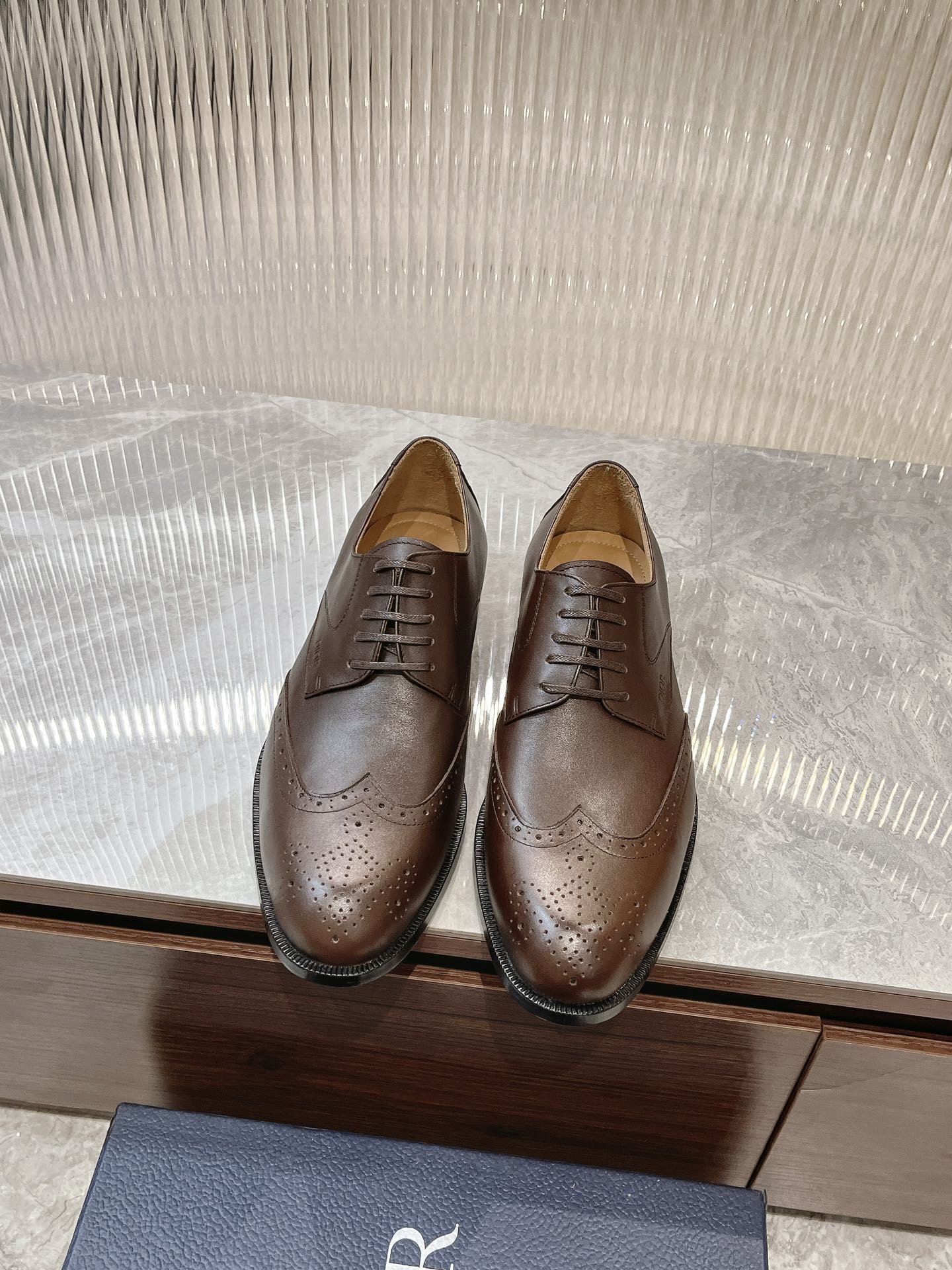 NO:270875,Dio~Dio Timeless Derby shoes reflect classic elegance. The elegant appearance is paired with a slender style, dark brown smooth cowhide upper, and the inner foot pads are all made of top-quality sweat-absorbing and breathable cowhide, and genuine leather soles with non-slip rubber. Comfortable and light, elegant and exquisite, and can be matched with various suits. Standard leather shoe size 3944 (38.45.46 can be customized), dior, dior, business suit, cowhide, Leather soles19860909Dio～迪奥 Timeless 德比鞋体现经典的优雅气质.高雅的外观搭配修长的版型,深棕色光滑牛皮革鞋面,内里垫脚均采用顶级吸汗透气牛皮,真皮大底皮革鞋底搭配防滑橡胶.舒适轻盈,高雅精致,可搭配各式西装.标准皮鞋码3944(38.45.46可定做),,dior,dior,business suit,cowhide,Leather soles,Men's shoes