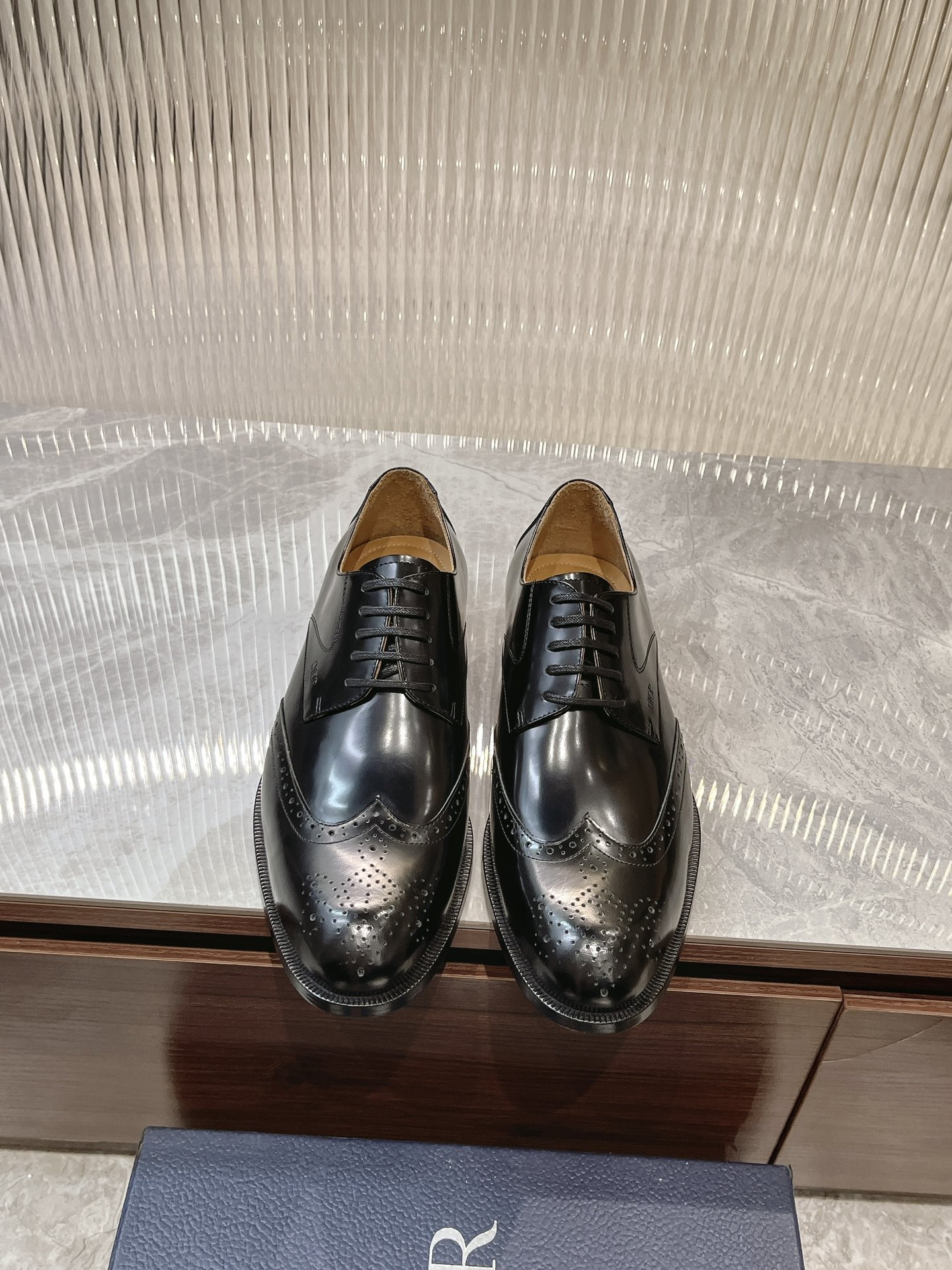 NO:270878,Dio~Dio Timeless Derby shoes reflect classic elegance. The elegant appearance is matched with a slender style, black shiny cowhide upper, inner foot pads are all made of top sweat-absorbing and breathable cowhide, genuine leather soles are paired with non-slip rubber. Comfortable and light, elegant and exquisite, and can be matched with various suits. Standard leather shoe size 3944 (38.45.46 can be customized), dior, dior, business suit, cowhide, Leather soles19860909Dio～迪奥 Timeless 德比鞋体现经典的优雅气质.高雅的外观搭配修长的版型,黑色亮面牛皮革鞋面,内里垫脚均采用顶级吸汗透气牛皮,真皮大底皮革鞋底搭配防滑橡胶.舒适轻盈,高雅精致,可搭配各式西装.标准皮鞋码3944(38.45.46可定做),,dior,dior,business suit,cowhide,Leather soles,Men's shoes