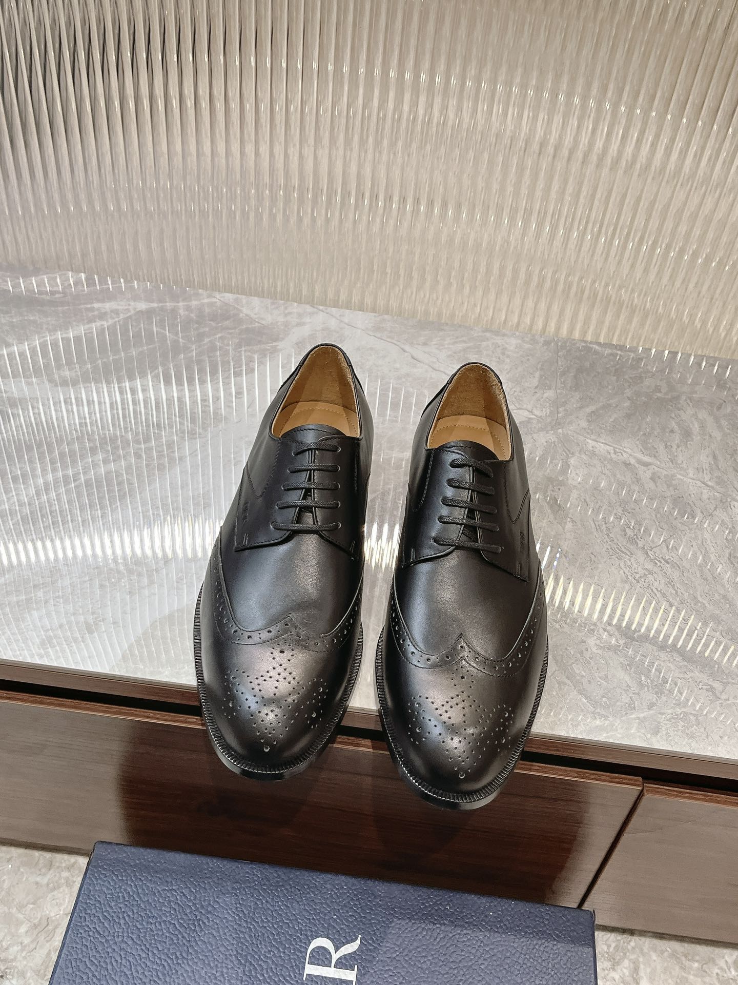 NO:270881,Dio~Dio Timeless Derby shoes reflect classic elegance. The elegant appearance is paired with a slender style, black smooth cowhide upper, inner foot pads are all made of top sweat-absorbing and breathable cowhide, genuine leather soles are paired with non-slip rubber. Comfortable and light, elegant and exquisite, and can be matched with various suits. Standard leather shoe size 3944 (38.45.46 can be customized), dior, dior, business suit, cowhide, Leather soles19860909Dio～迪奥 Timeless 德比鞋体现经典的优雅气质.高雅的外观搭配修长的版型,黑色光滑牛皮革鞋面,内里垫脚均采用顶级吸汗透气牛皮,真皮大底皮革鞋底搭配防滑橡胶.舒适轻盈,高雅精致,可搭配各式西装.标准皮鞋码3944(38.45.46可定做),,dior,dior,business suit,cowhide,Leather soles,Men's shoes