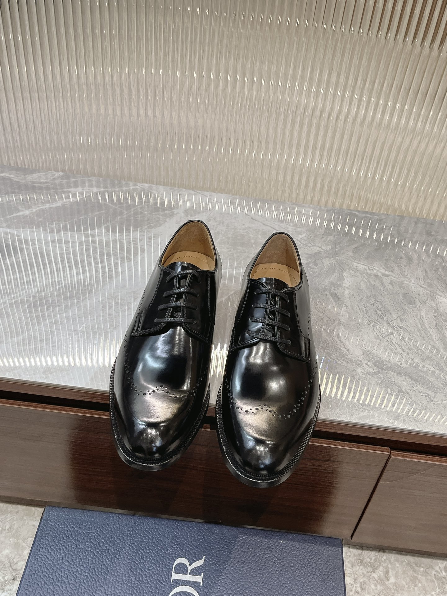 NO:270884,Dio~Dio Timeless Derby shoes reflect classic elegance. The elegant appearance is matched with a slender style, black shiny cowhide upper, inner foot pads are all made of top sweat-absorbing and breathable cowhide, genuine leather soles are paired with non-slip rubber. Comfortable and light, elegant and exquisite, and can be matched with various suits. Standard leather shoe size 3944 (38.45.46 can be customized), dior, dior, business suit, cowhide, Leather soles19860909Dio～迪奥 Timeless 德比鞋体现经典的优雅气质.高雅的外观搭配修长的版型,黑色亮面牛皮革鞋面,内里垫脚均采用顶级吸汗透气牛皮,真皮大底皮革鞋底搭配防滑橡胶.舒适轻盈,高雅精致,可搭配各式西装.标准皮鞋码3944(38.45.46可定做),,dior,dior,business suit,cowhide,Leather soles,Men's shoes