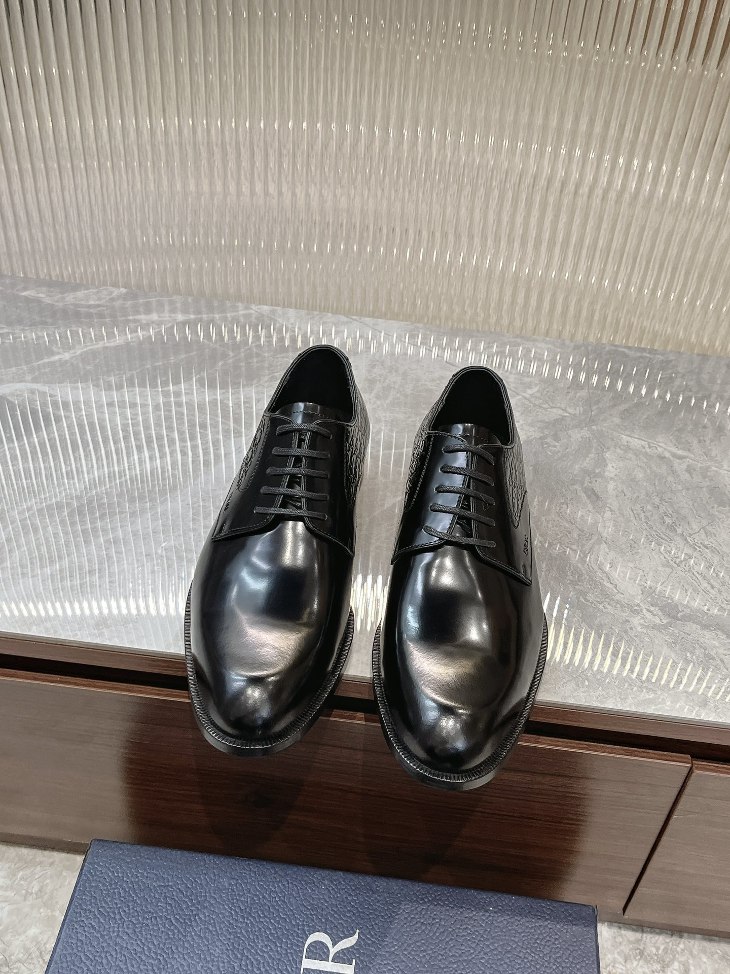 NO:270892,Dio~Dio Timeless Derby shoes reflect classic elegance. The elegant appearance is matched with a slender style, black shiny cowhide upper, inner foot pads are all made of top sweat-absorbing and breathable cowhide, genuine leather soles are paired with non-slip rubber. Comfortable and light, elegant and exquisite, and can be matched with various suits. Standard leather shoe size 3944 (38.45.46 can be customized), dior, dior, business suit, cowhide, Leather soles19860909Dio～迪奥 Timeless 德比鞋体现经典的优雅气质.高雅的外观搭配修长的版型,黑色亮面牛皮革鞋面,内里垫脚均采用顶级吸汗透气牛皮,真皮大底皮革鞋底搭配防滑橡胶.舒适轻盈,高雅精致,可搭配各式西装.标准皮鞋码3944(38.45.46可定做),,dior,dior,business suit,cowhide,Leather soles,Men's shoes