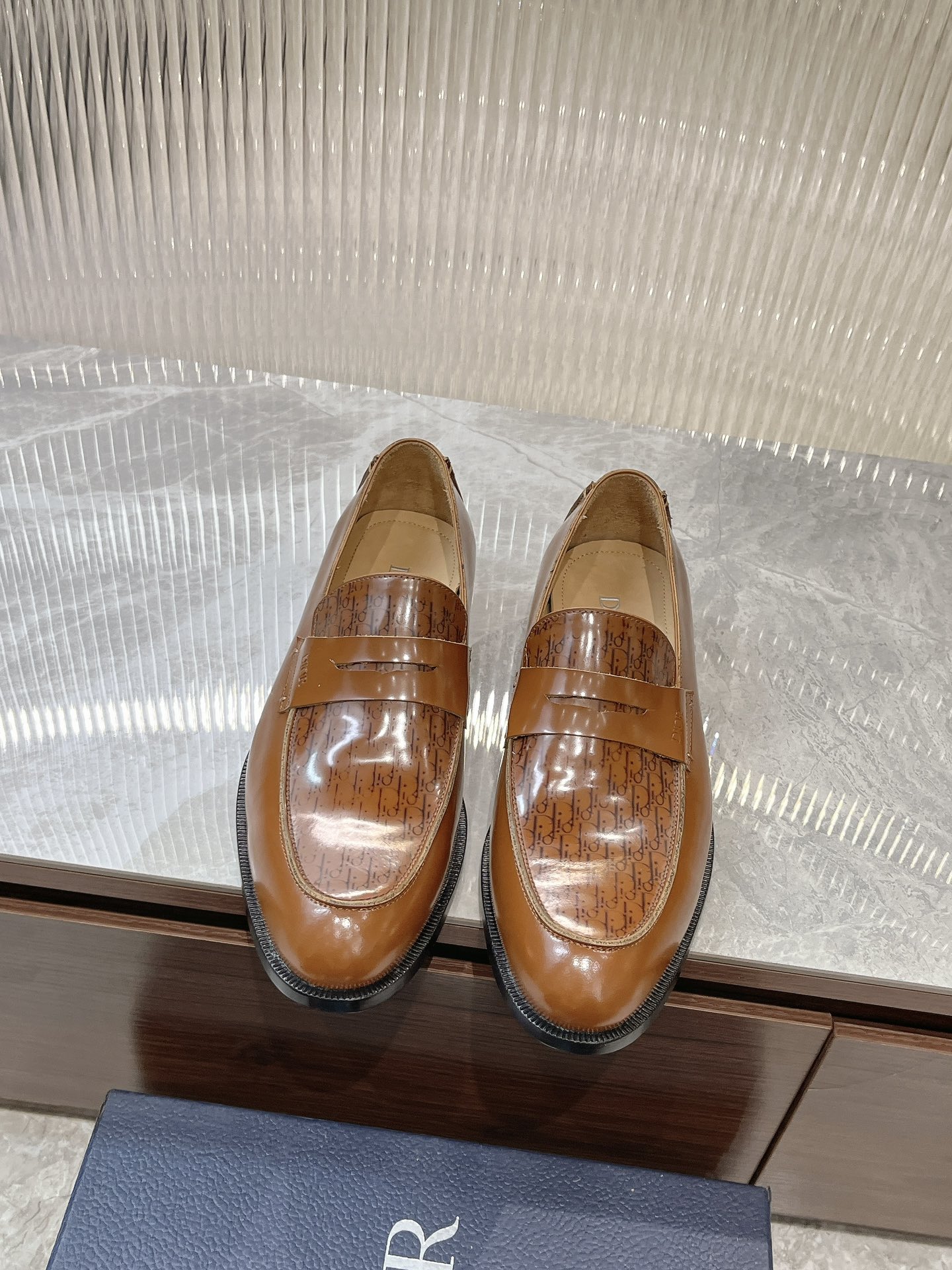 NO:270895,Dio~Dio Timeless Loafers Men's New Product Series, Reinterpreting Dio~ Elegant Modern Style. The slender version is unique, with brown glossy cowhide upper and brown polished cowhide upper with gradient effect Oblique prints complement each other. The inner foot pads are all made of top-notch sweat-absorbing and breathable cowhide, and genuine leather soles with anti-slip inserts. The style is comfortable and light, and can be worn with various suits to create an elegant look. Standard leather shoe size 3944 (38.45.46 can be customized), dior, dior, loafers, business suit, cowhide, Leather soles19860909Dio～迪奥 Timeless 乐福鞋男装新品系列,重新诠释 Dio～优雅的现代格调.修长版型别具特色,棕色亮面牛皮革鞋面,棕色抛光牛皮革鞋面搭配渐变效果 Oblique 印花相得益彰.内里垫脚均采用顶级吸汗透气牛皮,真皮大底皮革鞋底带有防滑镶片.款式舒适轻盈,可与各式西装搭配穿着,打造优雅造型.标准皮鞋码3944(38.45.46可定做),,dior,dior,loafers,business suit,cowhide,Leather soles,Men's shoes