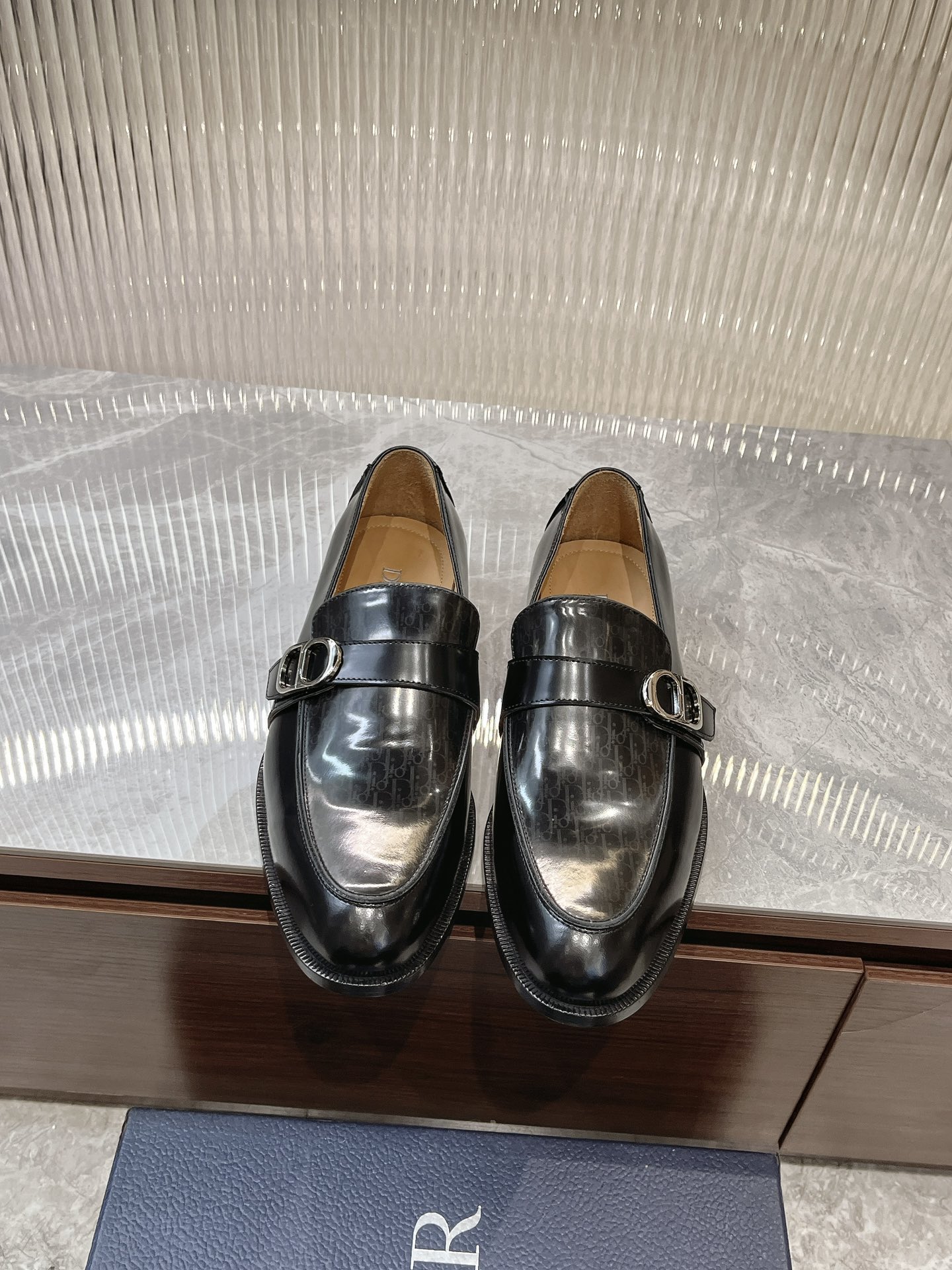 NO:270898,Dio~Dio Timeless Loafers Men's New Product Series, Reinterpreting Dio~ Elegant Modern Style. The slender version is unique, with black glossy cowhide upper, black polished cowhide upper with gradient effect Oblique prints complement each other. The inner foot pads are all made of top-notch sweat-absorbing and breathable cowhide, and genuine leather soles with anti-slip inserts. The style is comfortable and light, and can be worn with various suits to create an elegant look. Standard leather shoe size 3944 (38.45.46 can be customized), dior, dior, loafers, business suit, cowhide, Leather soles19860909Dio～迪奥 Timeless 乐福鞋男装新品系列,重新诠释 Dio～优雅的现代格调.修长版型别具特色,黑色亮面牛皮革鞋面,黑色抛光牛皮革鞋面搭配渐变效果 Oblique 印花相得益彰.内里垫脚均采用顶级吸汗透气牛皮,真皮大底皮革鞋底带有防滑镶片.款式舒适轻盈,可与各式西装搭配穿着,打造优雅造型.标准皮鞋码3944(38.45.46可定做),,dior,dior,loafers,business suit,cowhide,Leather soles,Men's shoes