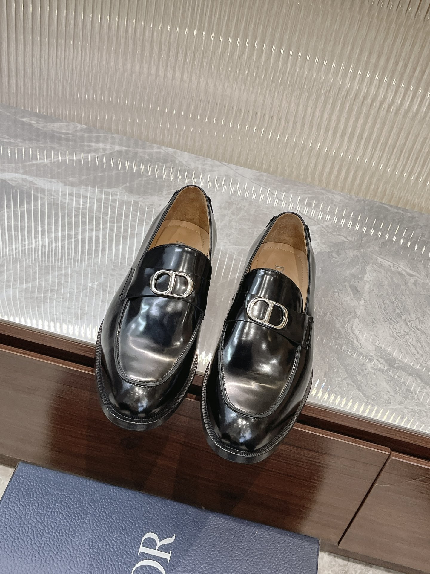 NO:270886,Dio~Dio Timeless Loafers Men's New Product Series, Reinterpreting Dio~ Elegant Modern Style. The slender version is unique, with black glossy cowhide upper, black polished cowhide upper with gradient effect Oblique prints complement each other. The inner foot pads are all made of top-notch sweat-absorbing and breathable cowhide, and genuine leather soles with anti-slip inserts. The style is comfortable and light, and can be worn with various suits to create an elegant look. Standard leather shoe size 3944 (38.45.46 can be customized), dior, dior, loafers, business suit, cowhide, Leather soles19860909Dio～迪奥 Timeless 乐福鞋男装新品系列,重新诠释 Dio～优雅的现代格调.修长版型别具特色,黑色亮面牛皮革鞋面,黑色抛光牛皮革鞋面搭配渐变效果 Oblique 印花相得益彰.内里垫脚均采用顶级吸汗透气牛皮,真皮大底皮革鞋底带有防滑镶片.款式舒适轻盈,可与各式西装搭配穿着,打造优雅造型.标准皮鞋码3944(38.45.46可定做),,dior,dior,loafers,business suit,cowhide,Leather soles,Men's shoes