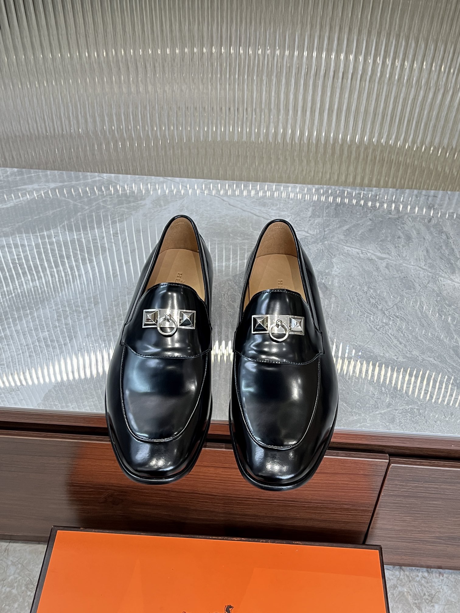 NO:270883,Hermes boutique men's shoes, imported upper with beads/cowhide, water-dyed cowhide inner lining, genuine leather sole, size 39-44 (38.45 custom made without return or exchange), spot batch, hermes, hermes, cowhide, Leather soles19860909Hermes爱马仕精品男鞋,鞋面进口开边珠/牛皮,水染牛皮内里,真皮大底,码数39-44（38.45订做不退不换）,现货批,,hermes,hermes,cowhide,Leather soles,Men's shoes